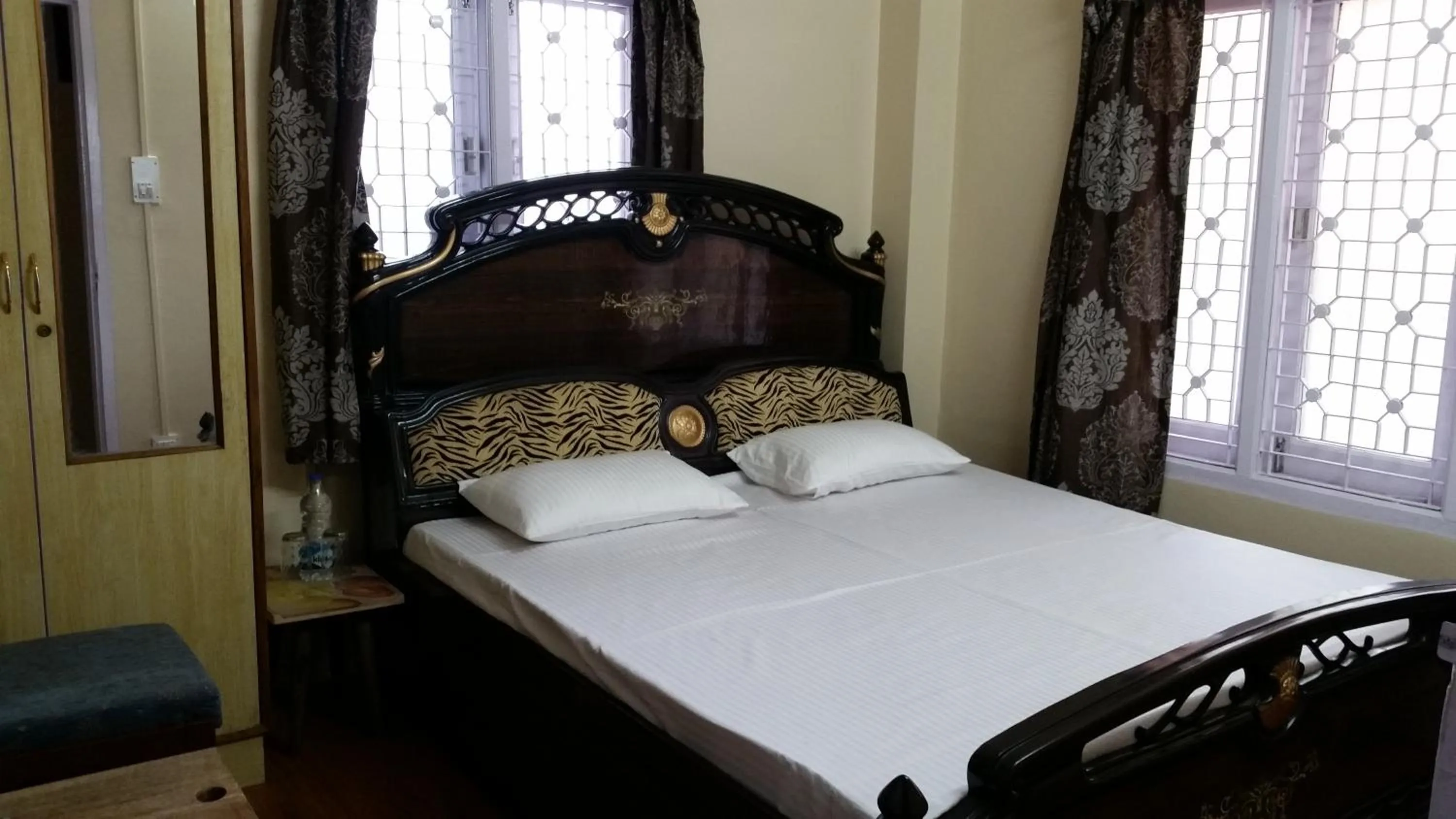 Standard King Room - single occupancy in Flyer Exotica