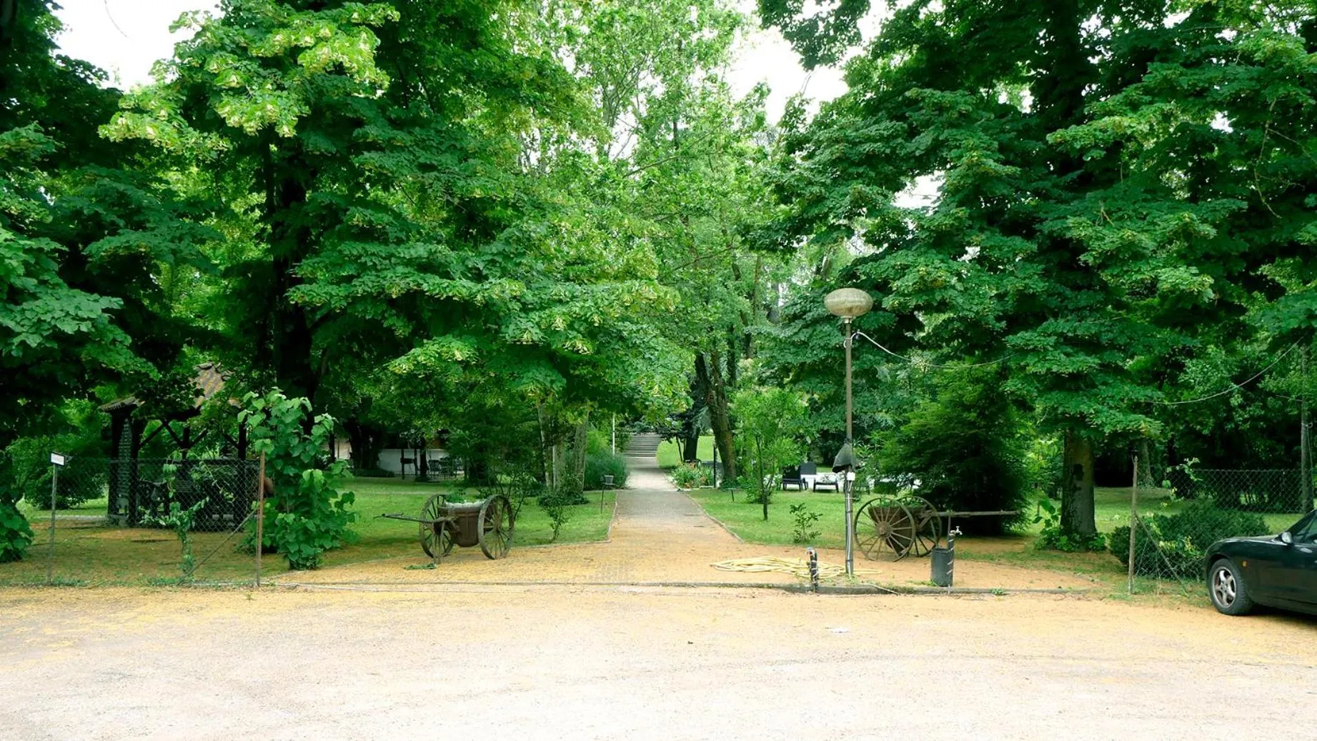 Garden in Bresbot B&B
