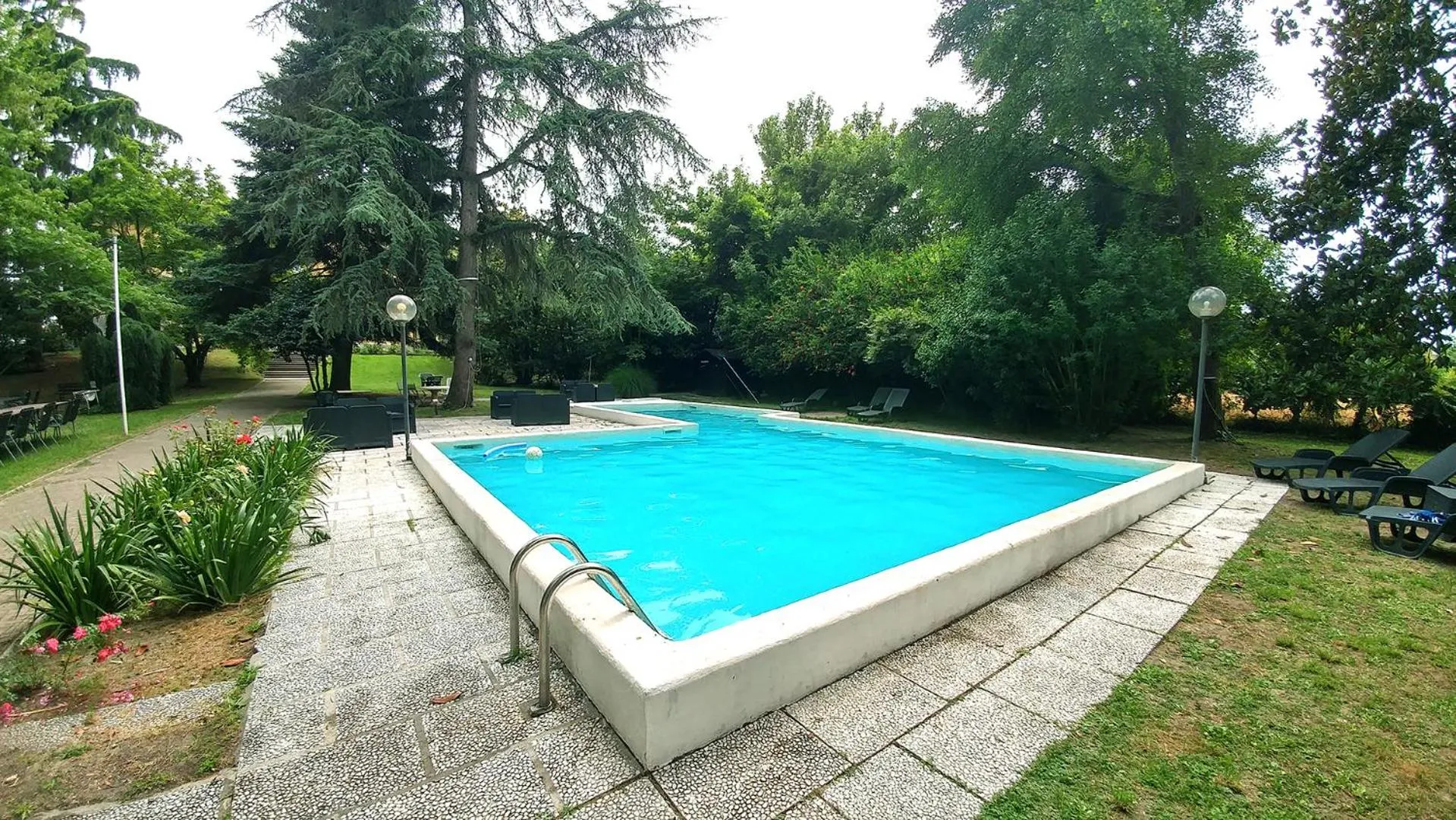 Swimming pool in Bresbot B&B