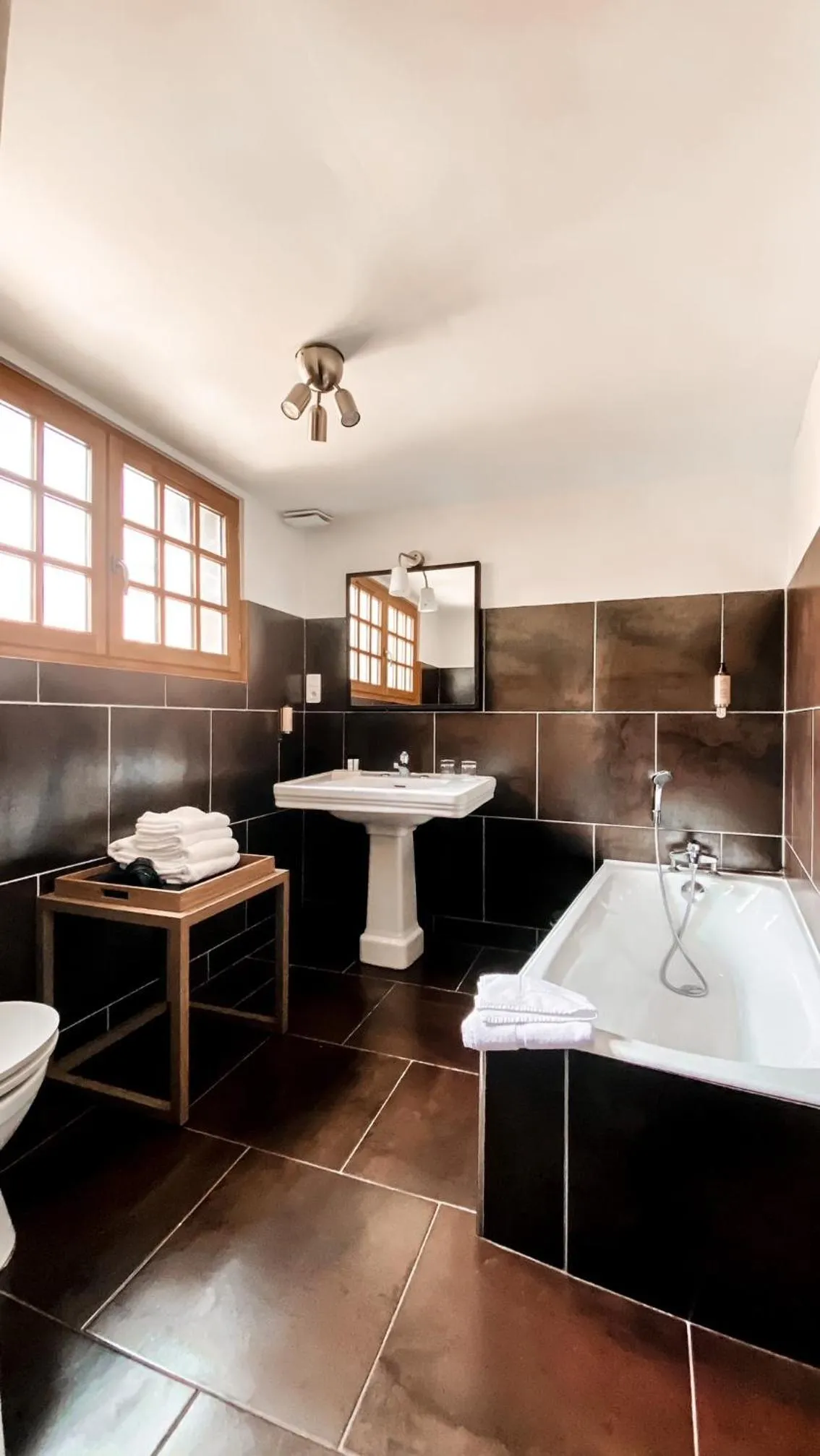 Bathroom in Hôtel La Licorne & Spa