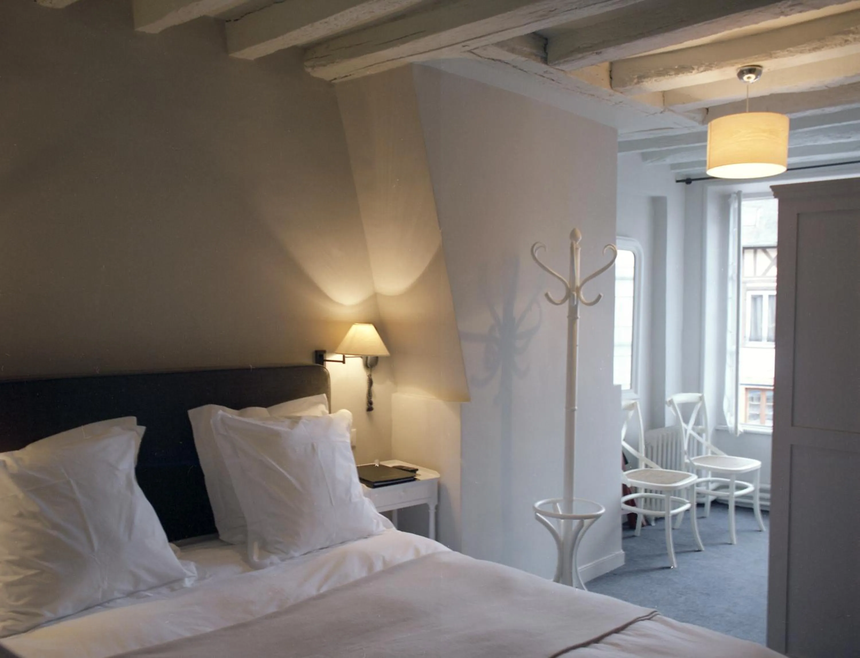 Bed in Hôtel La Licorne & Spa