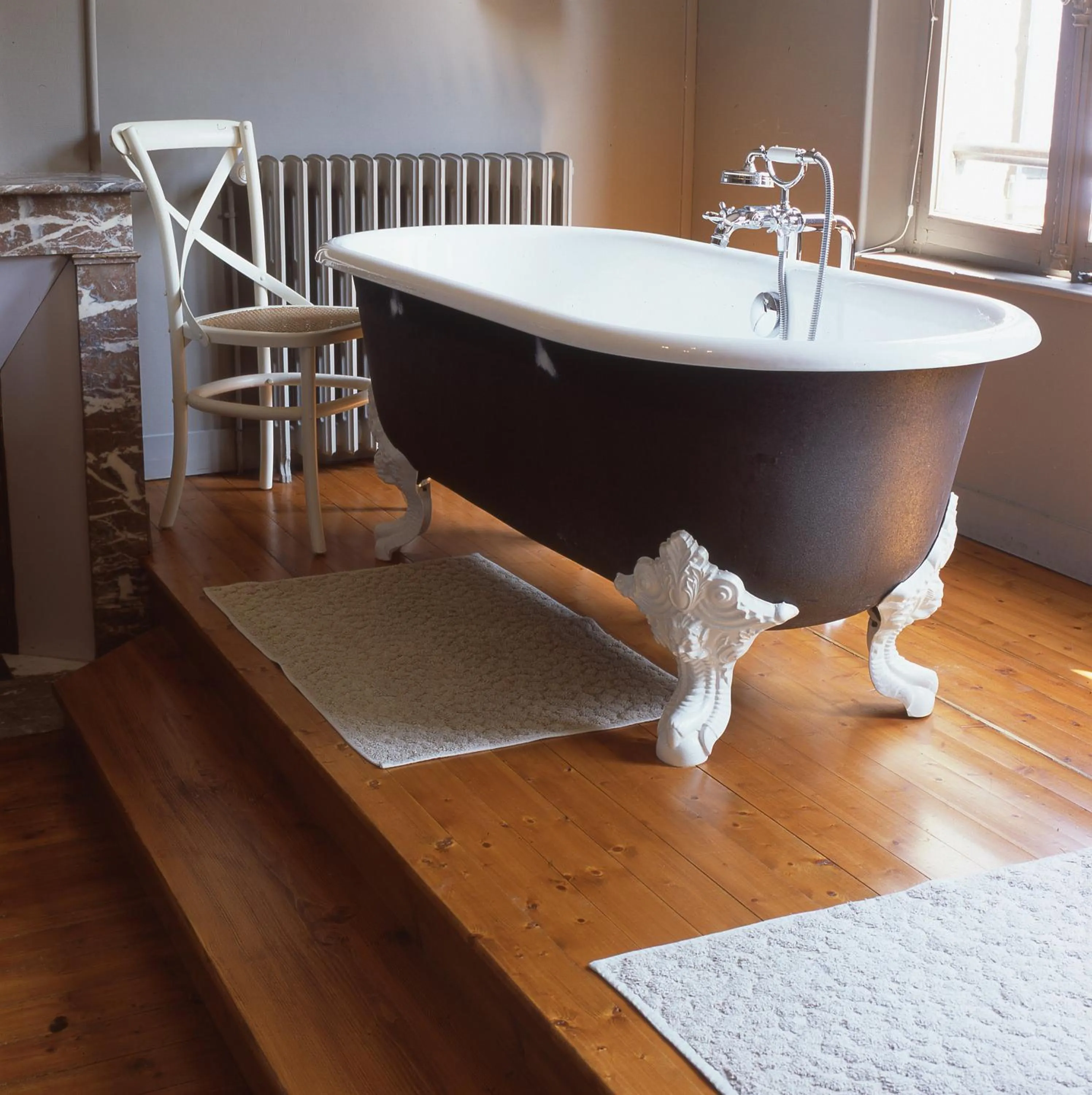Bathroom in Hôtel La Licorne & Spa