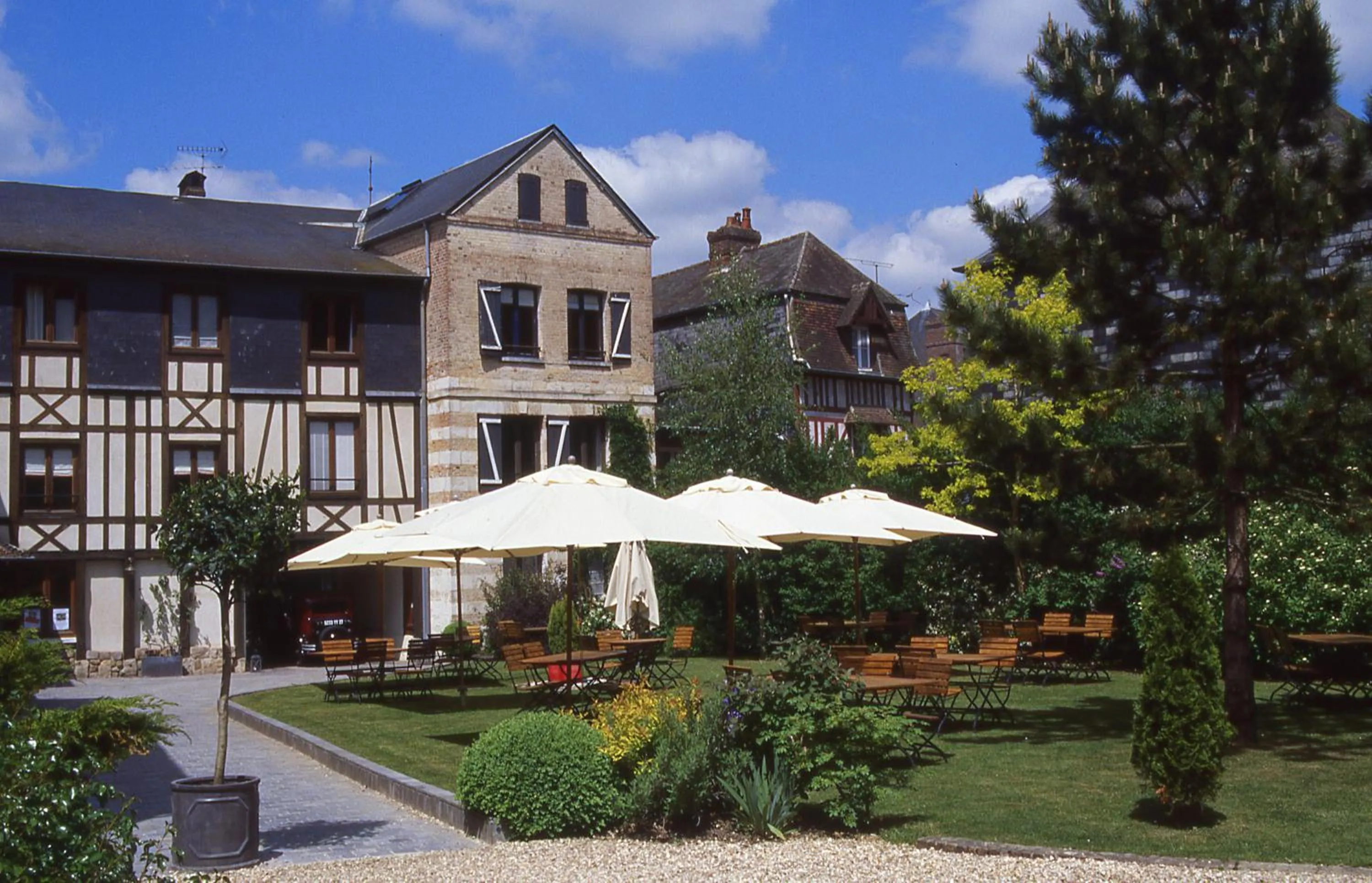 Facade/entrance in Hôtel La Licorne & Spa