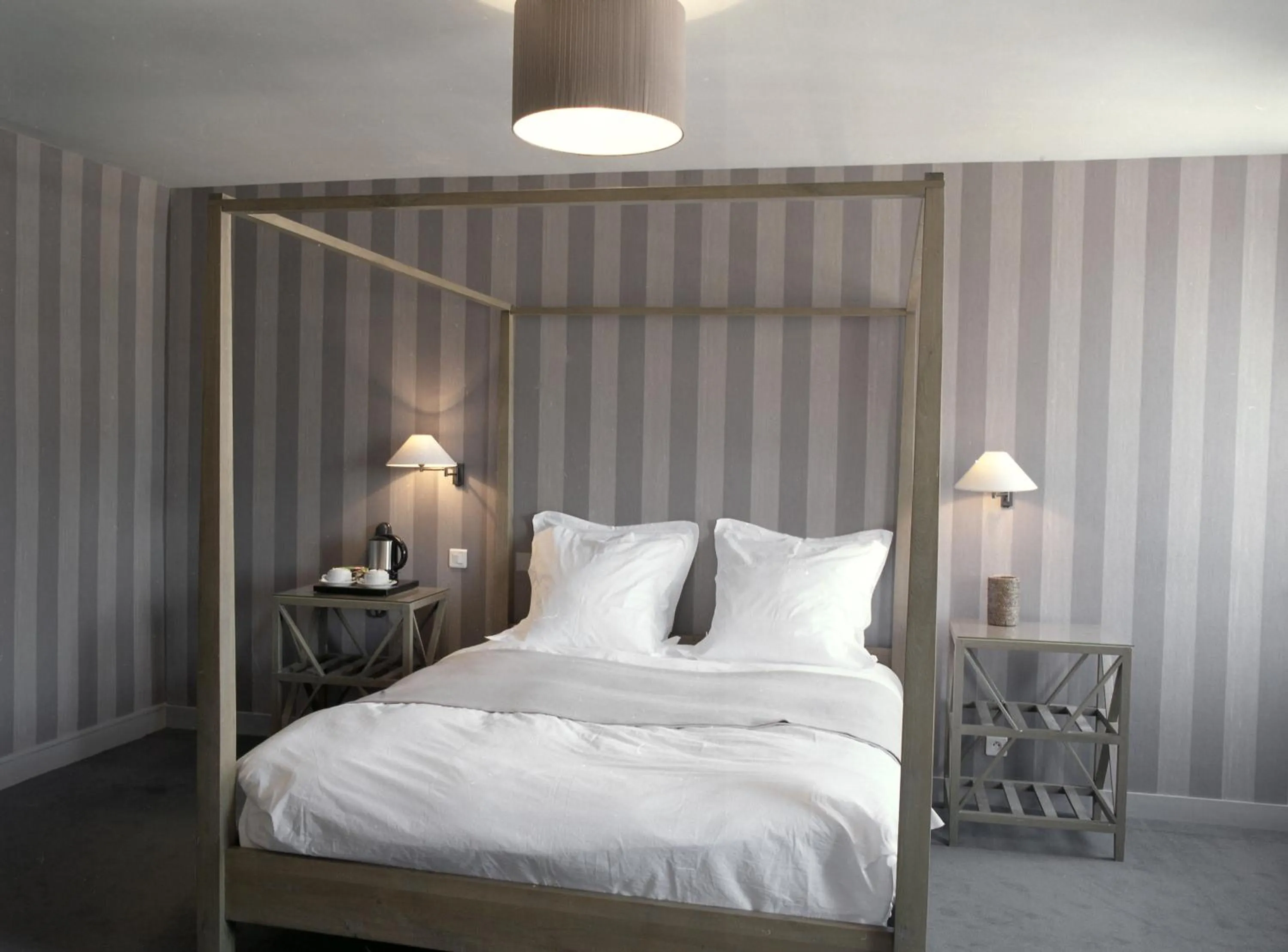 Bed in Hôtel La Licorne & Spa
