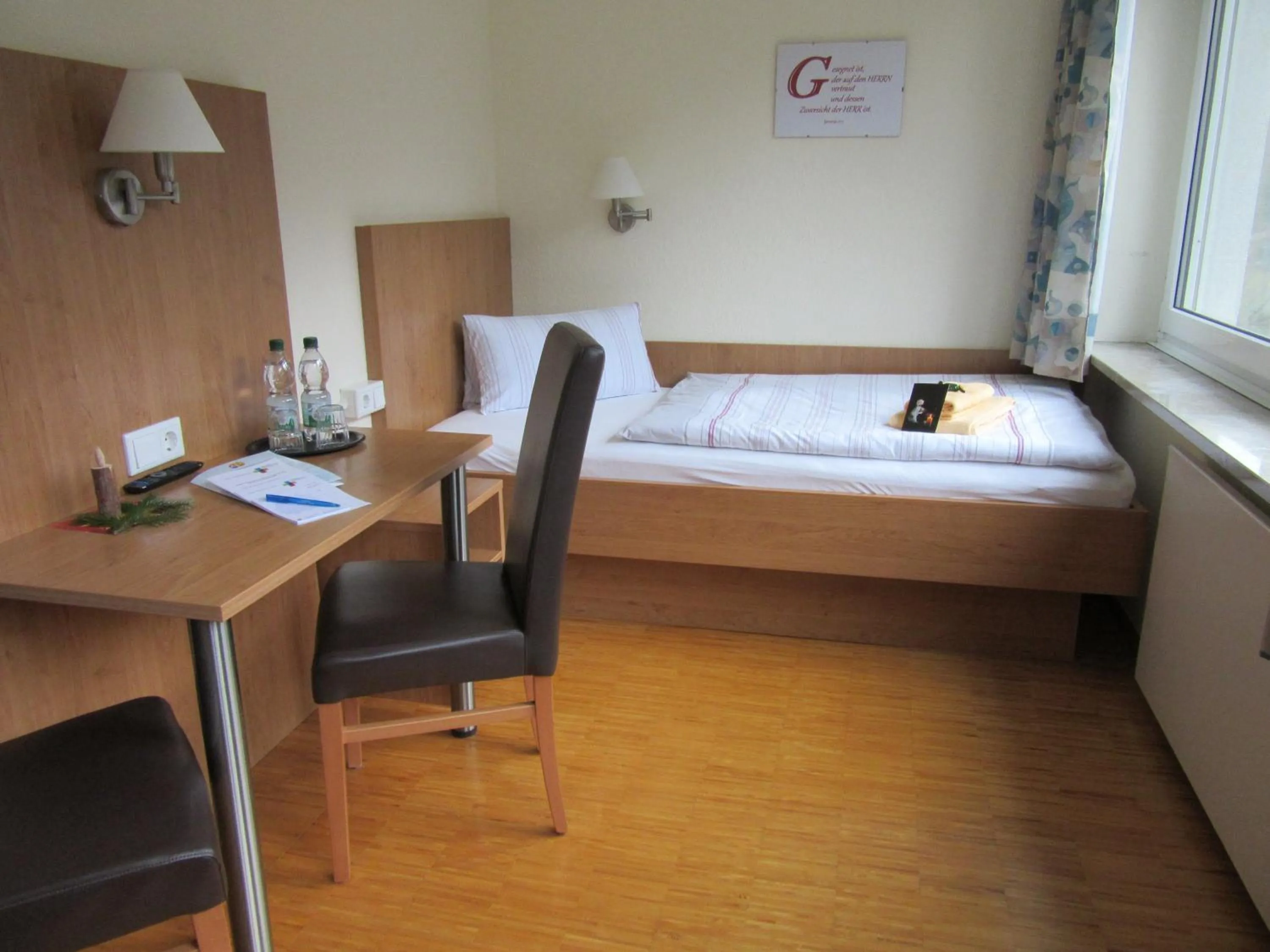 Photo of the whole room, Bed in Das Gästehaus Puschendorf