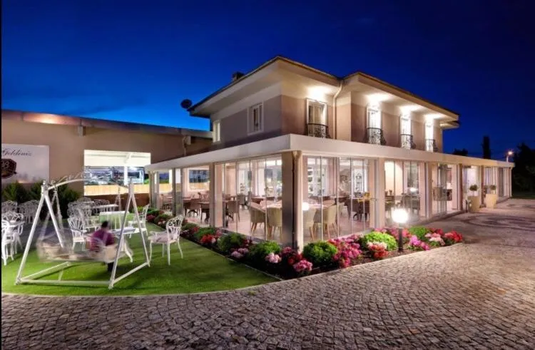 Restaurant/places to eat in B. Equine Range Hotel