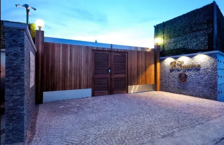 Facade/entrance in B. Equine Range Hotel Facade/entrance in B. Equine Range Hotel