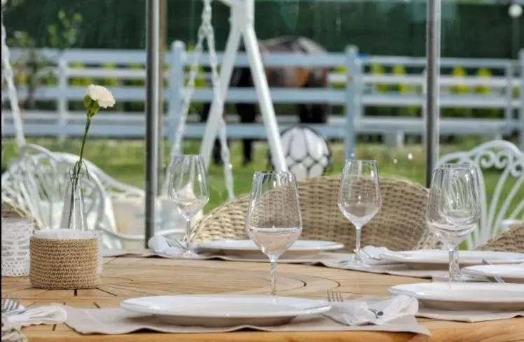 Food and drinks in B. Equine Range Hotel Food and drinks in B. Equine Range Hotel