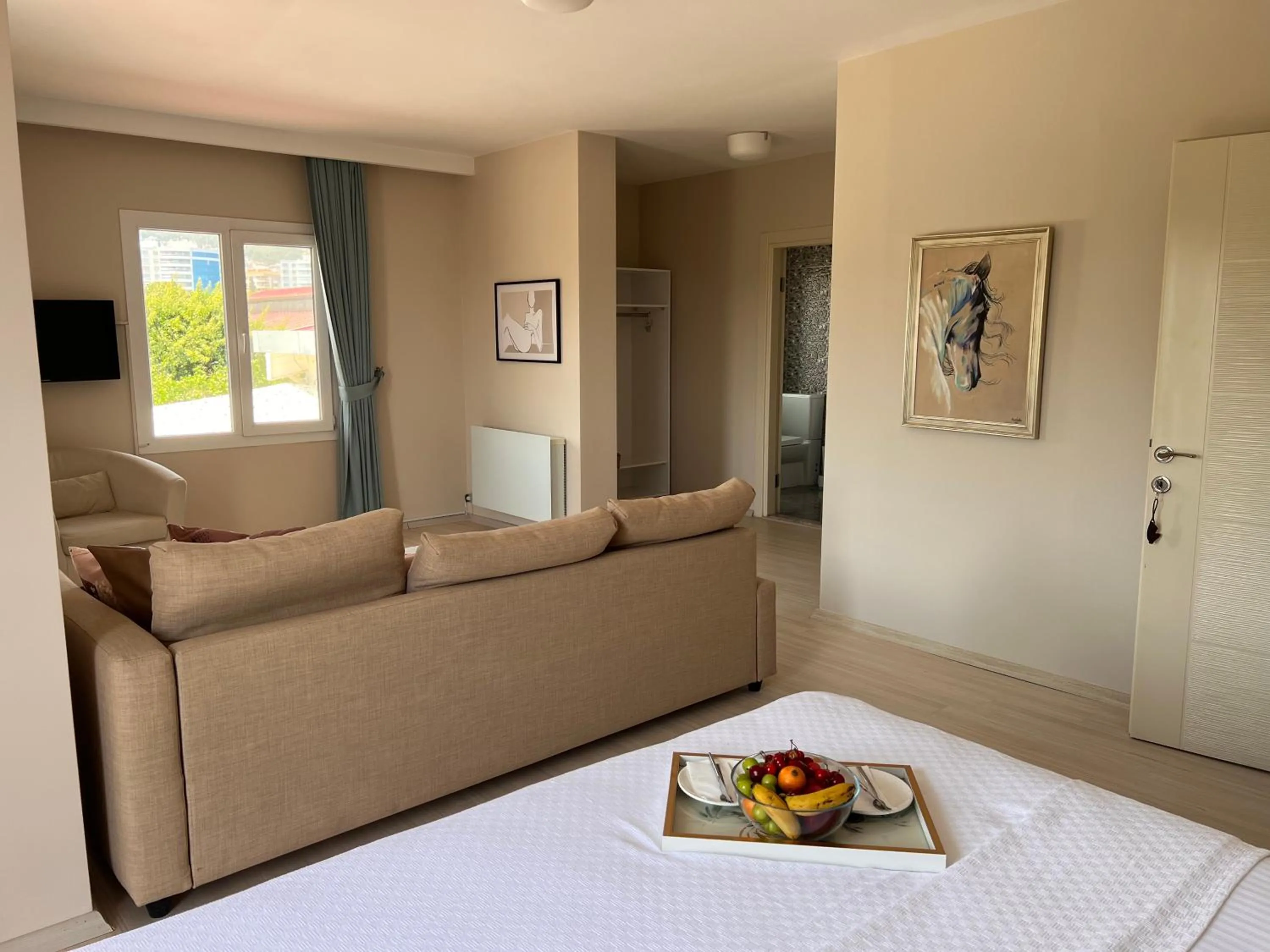 Seating area, Bed in B. Equine Range Hotel