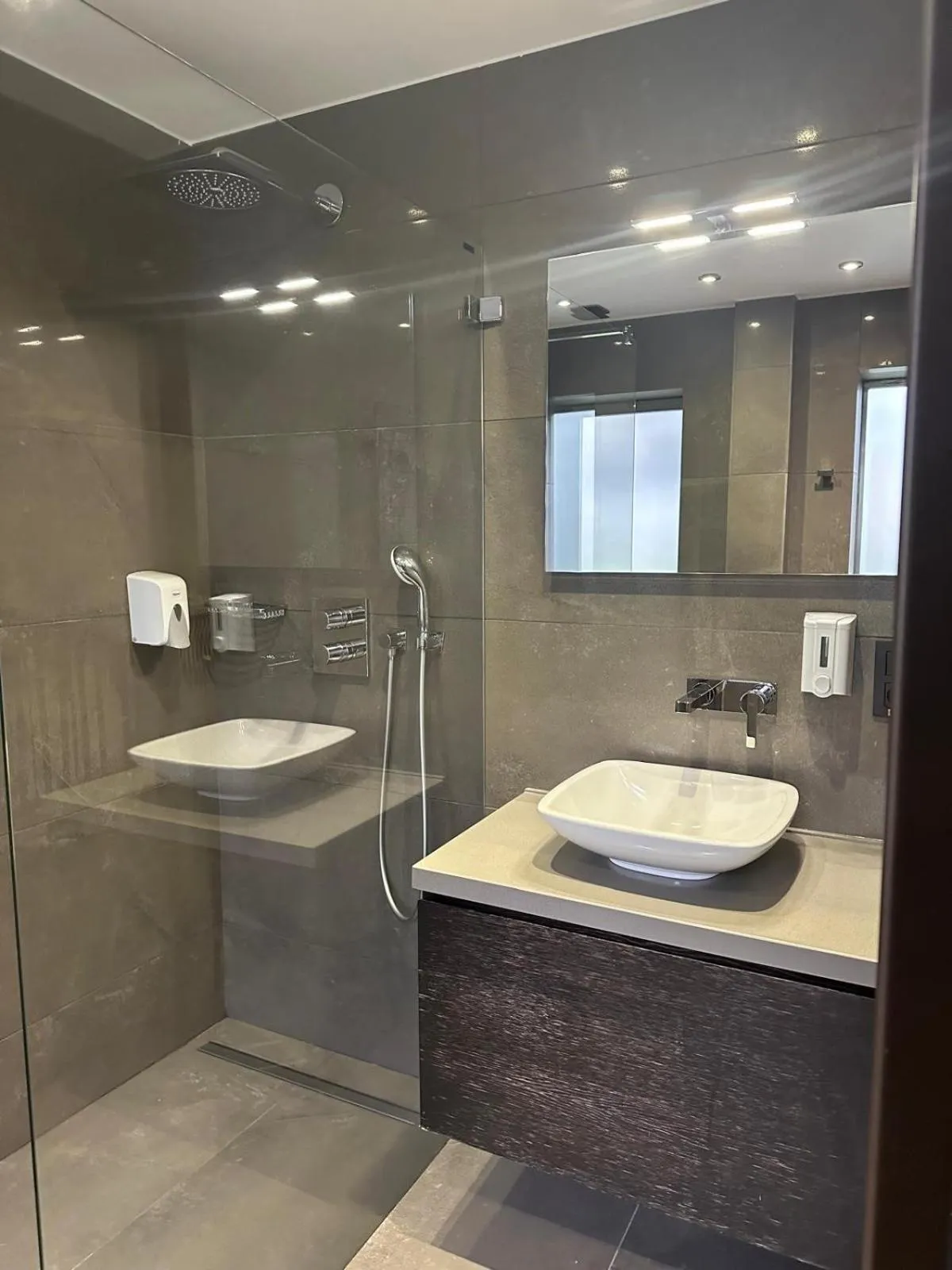 Shower in Hotel Agenda Louise