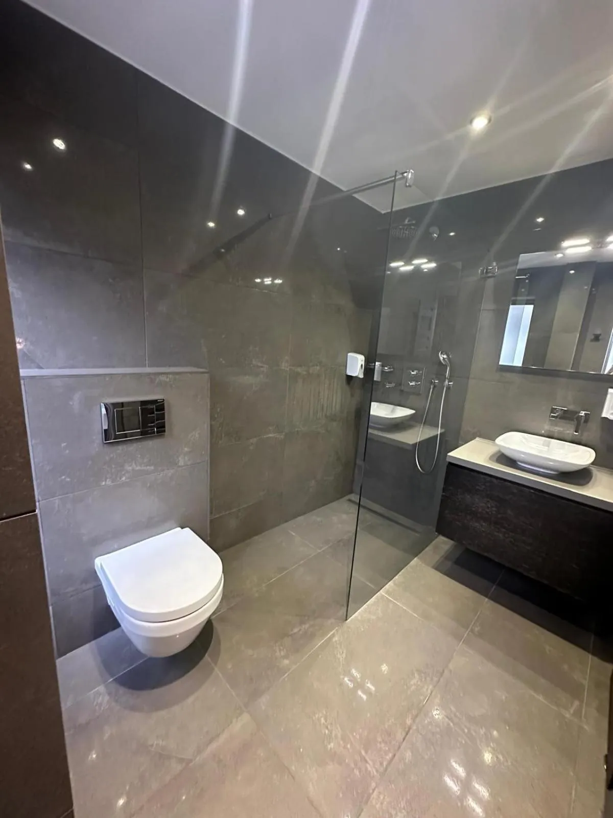 Shower in Hotel Agenda Louise