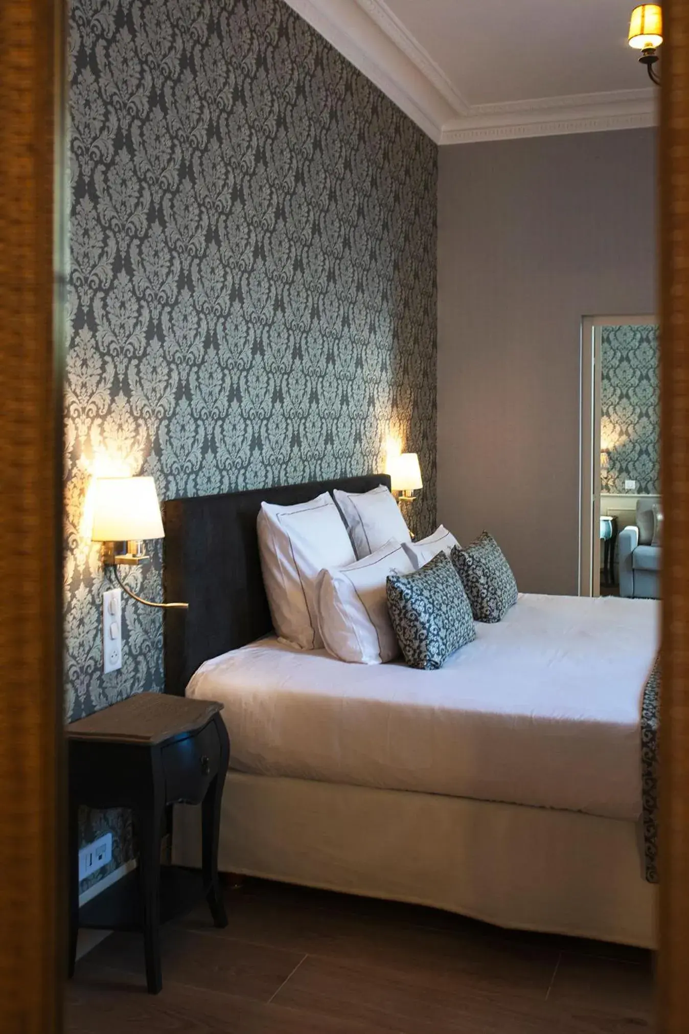 Bedroom, Bed in Hotel & Spa Le Grand Monarque, BW Premier Collection Bedroom, Bed in Hotel & Spa Le Grand Monarque, BW Premier Collection