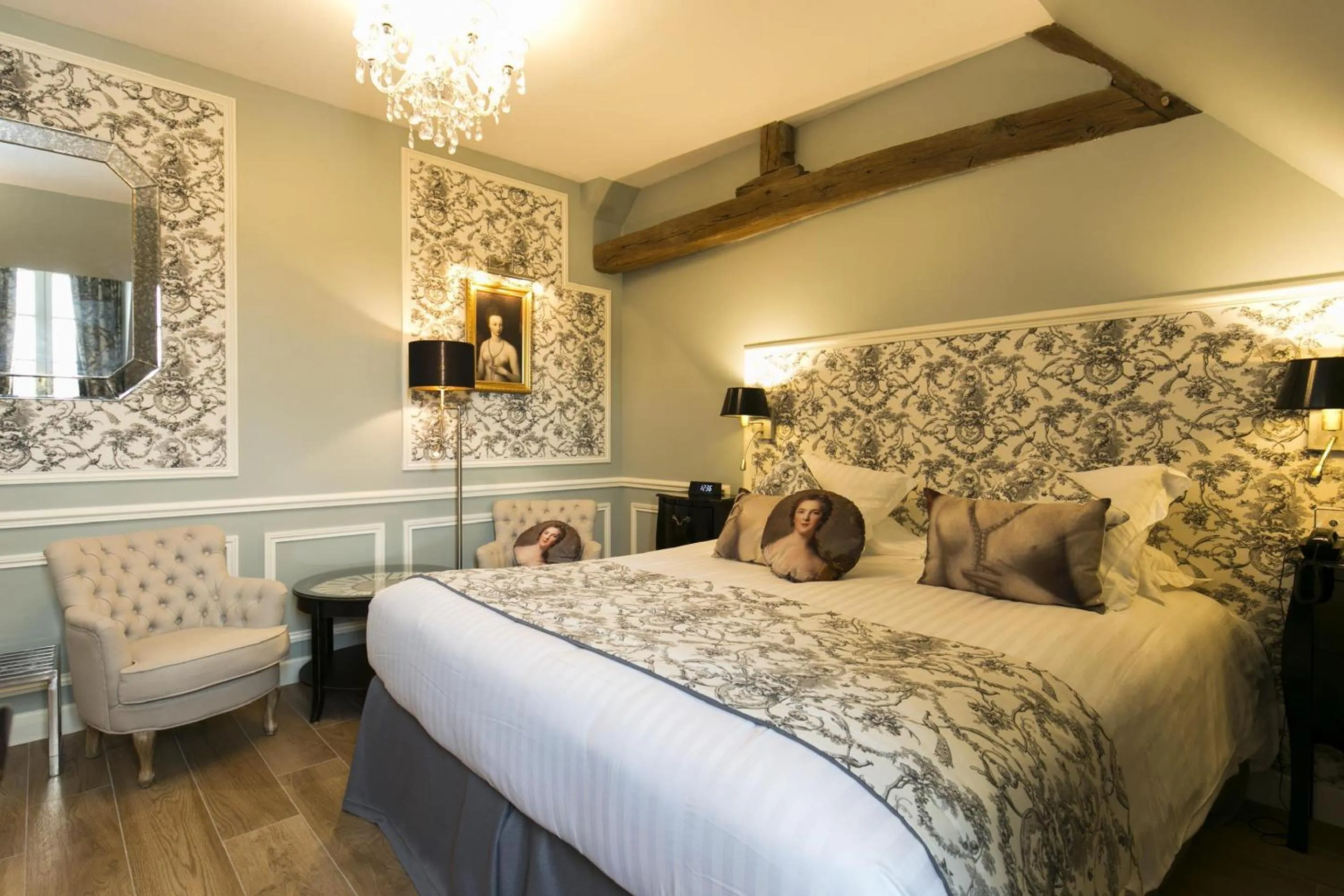 Bedroom, Bed in Hotel & Spa Le Grand Monarque, BW Premier Collection