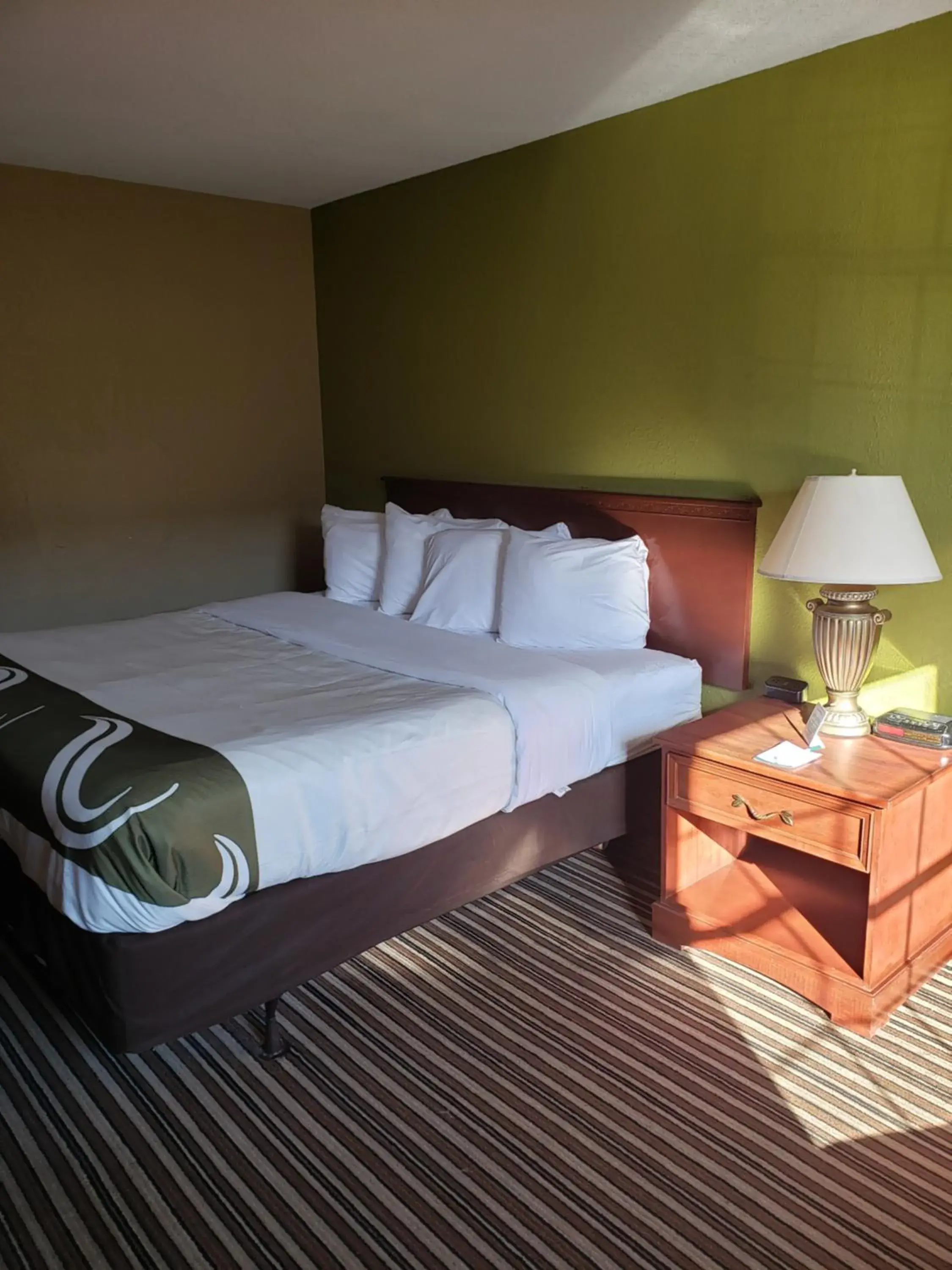 Bed in Quality Inn & Suites Columbia I-70 Bed in Quality Inn & Suites Columbia I-70