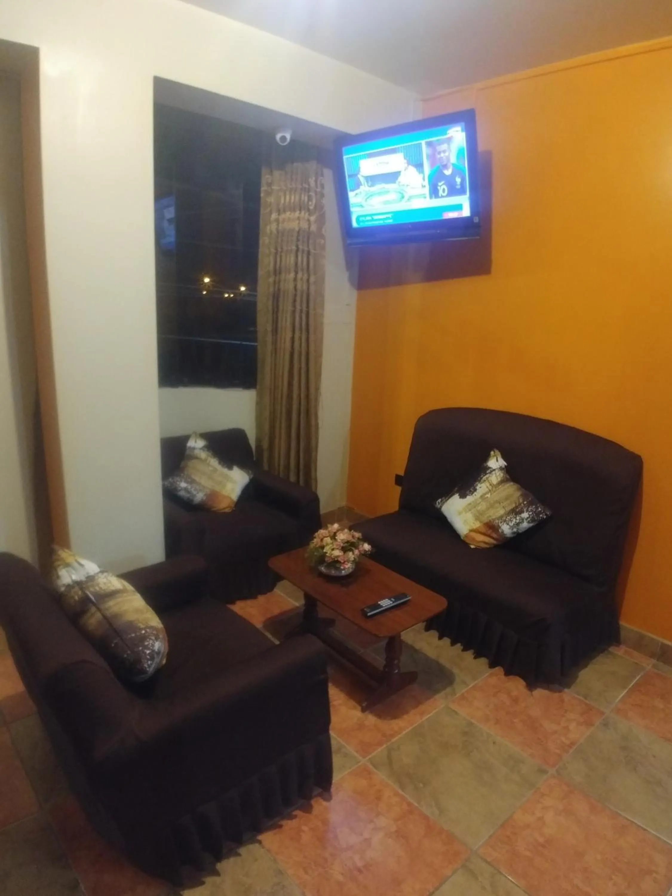 Communal lounge/ TV room in Starlight Inn