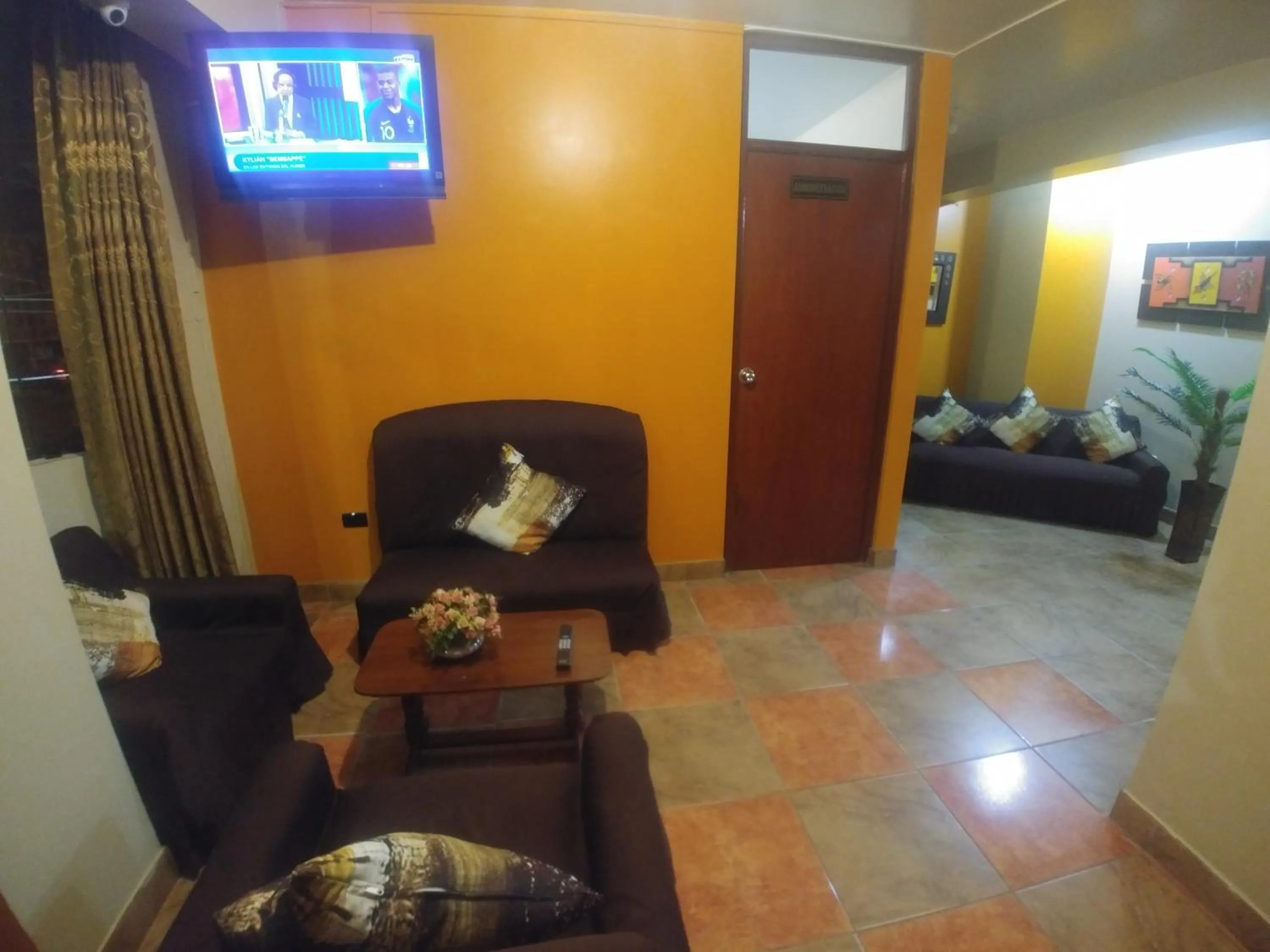 Communal lounge/ TV room in Starlight Inn