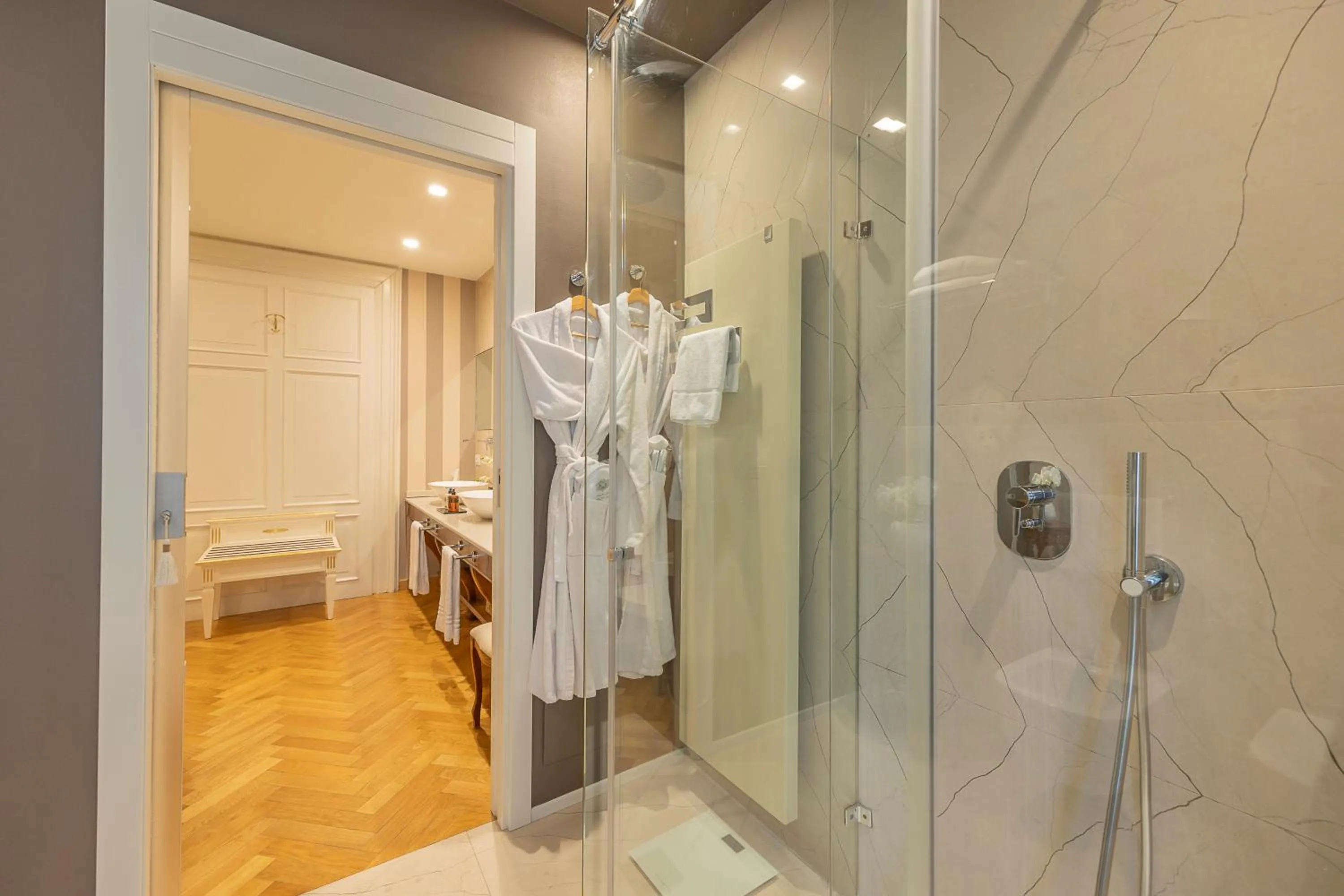 Shower in Palazzo Monga Boutique Guesthouse