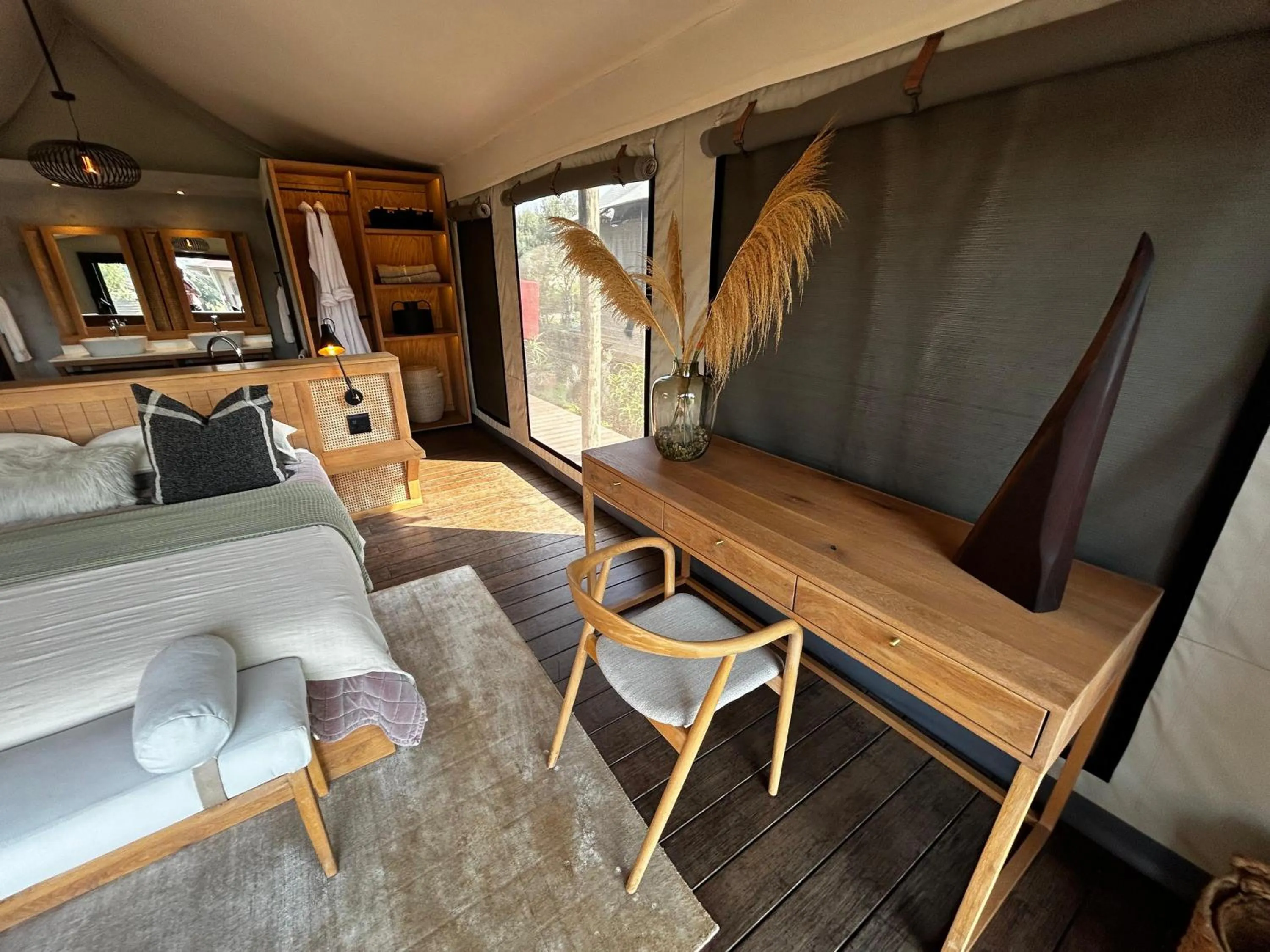 Photo of the whole room, Bed in Addo Elephant Safari Lodge - Bellevue Forest Reserve