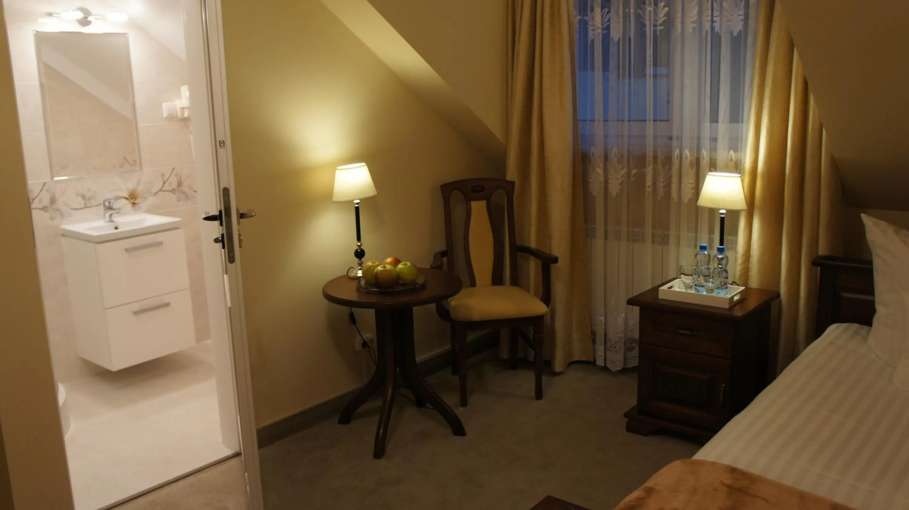 Bathroom, Bed in BTHouse, Pokoje Gościnne