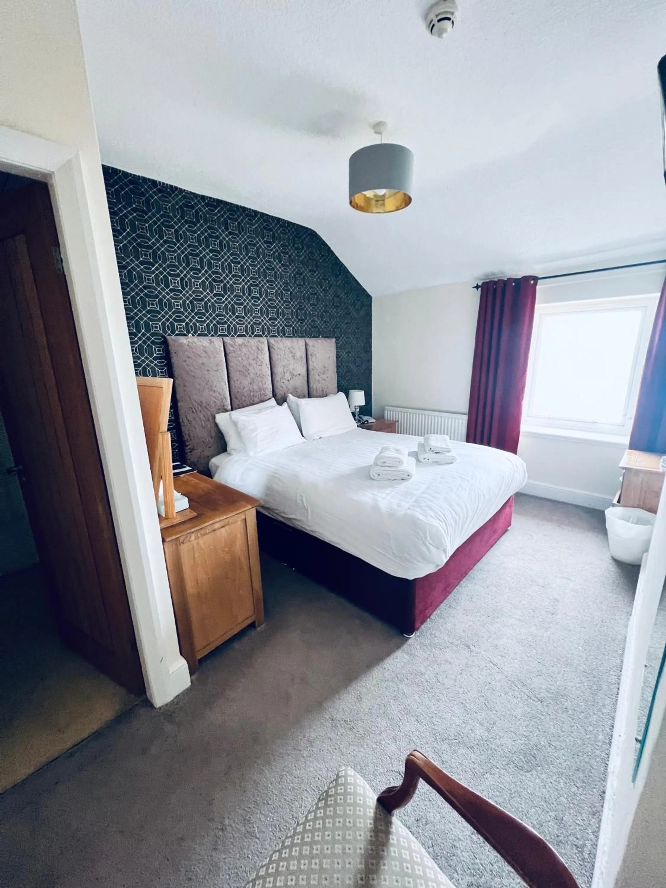 Toilet, Bed in Merrion Hotel