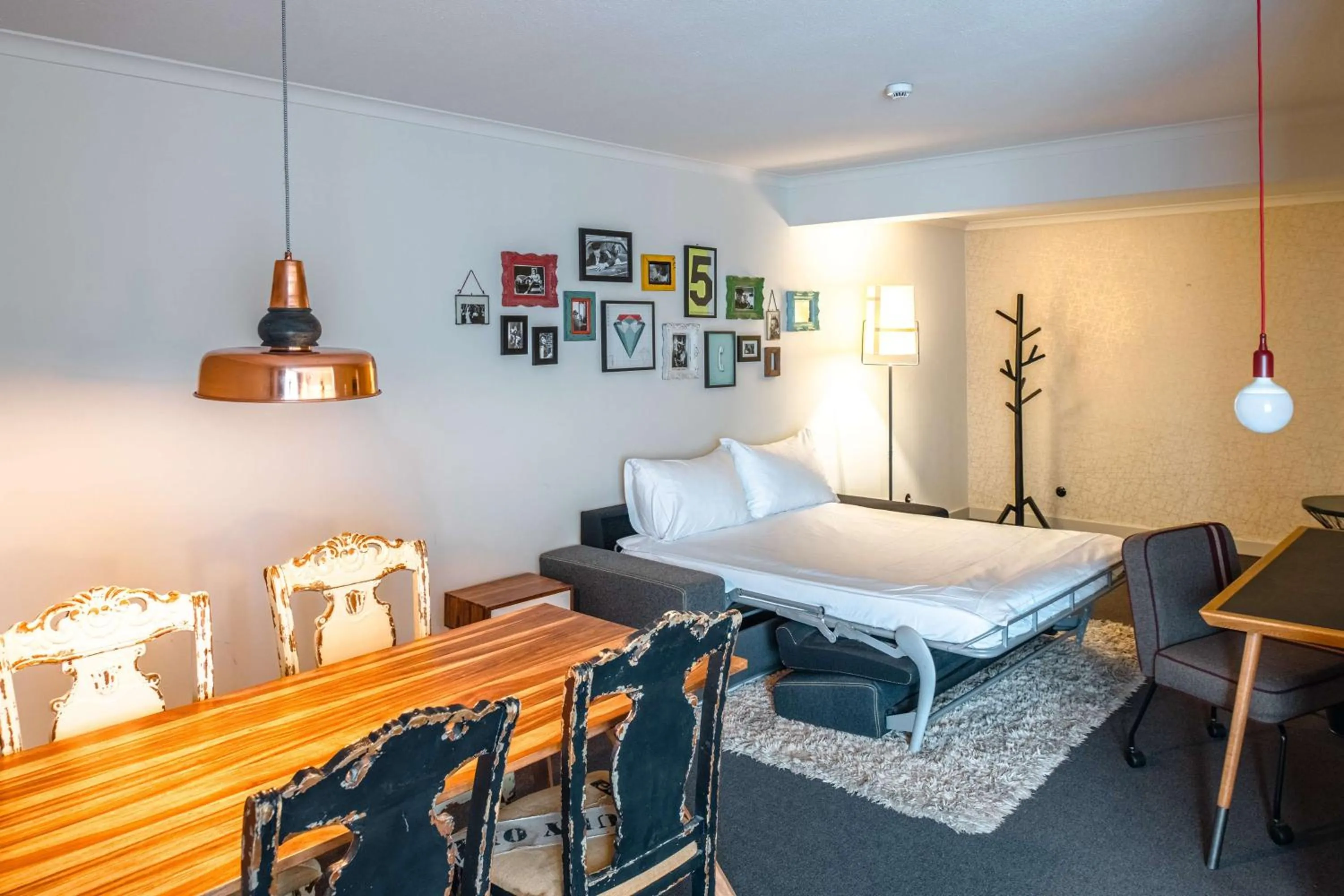 Photo of the whole room, Bed in pentahotel Liège