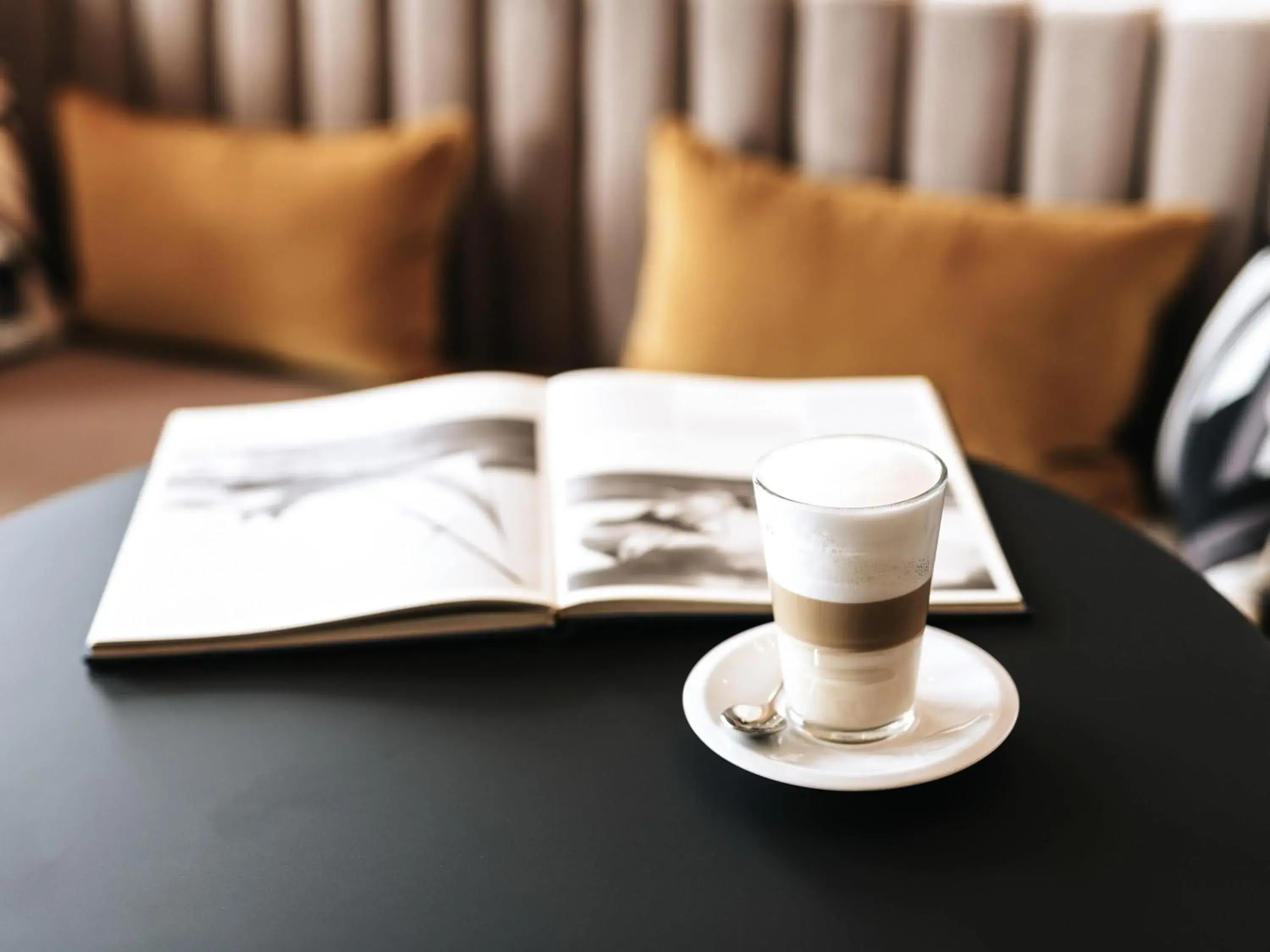 Lounge or bar in Hotel Mercure Roscoff Bord De Mer Lounge or bar in Hotel Mercure Roscoff Bord De Mer