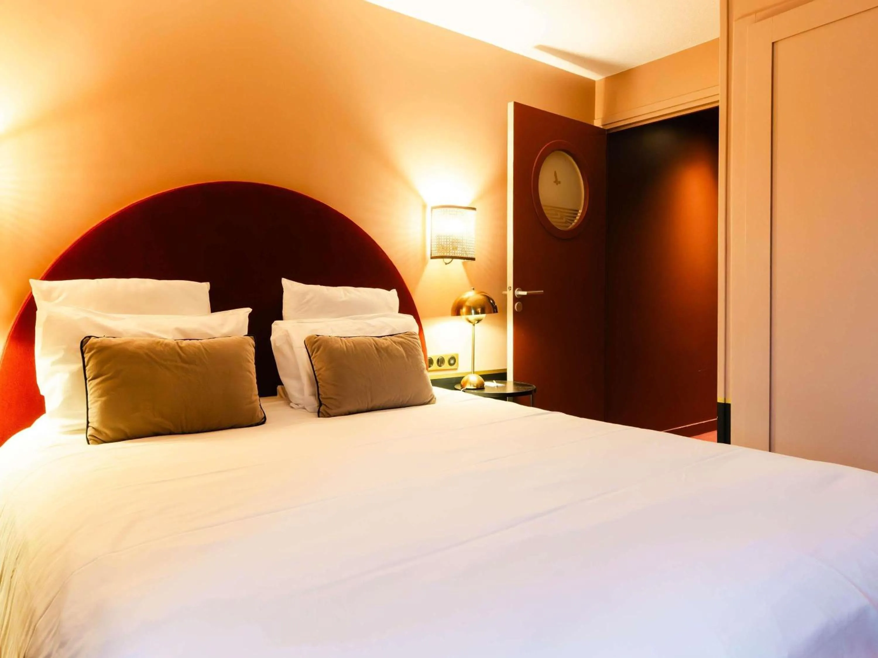 Bedroom, Bed in Hotel Mercure Roscoff Bord De Mer