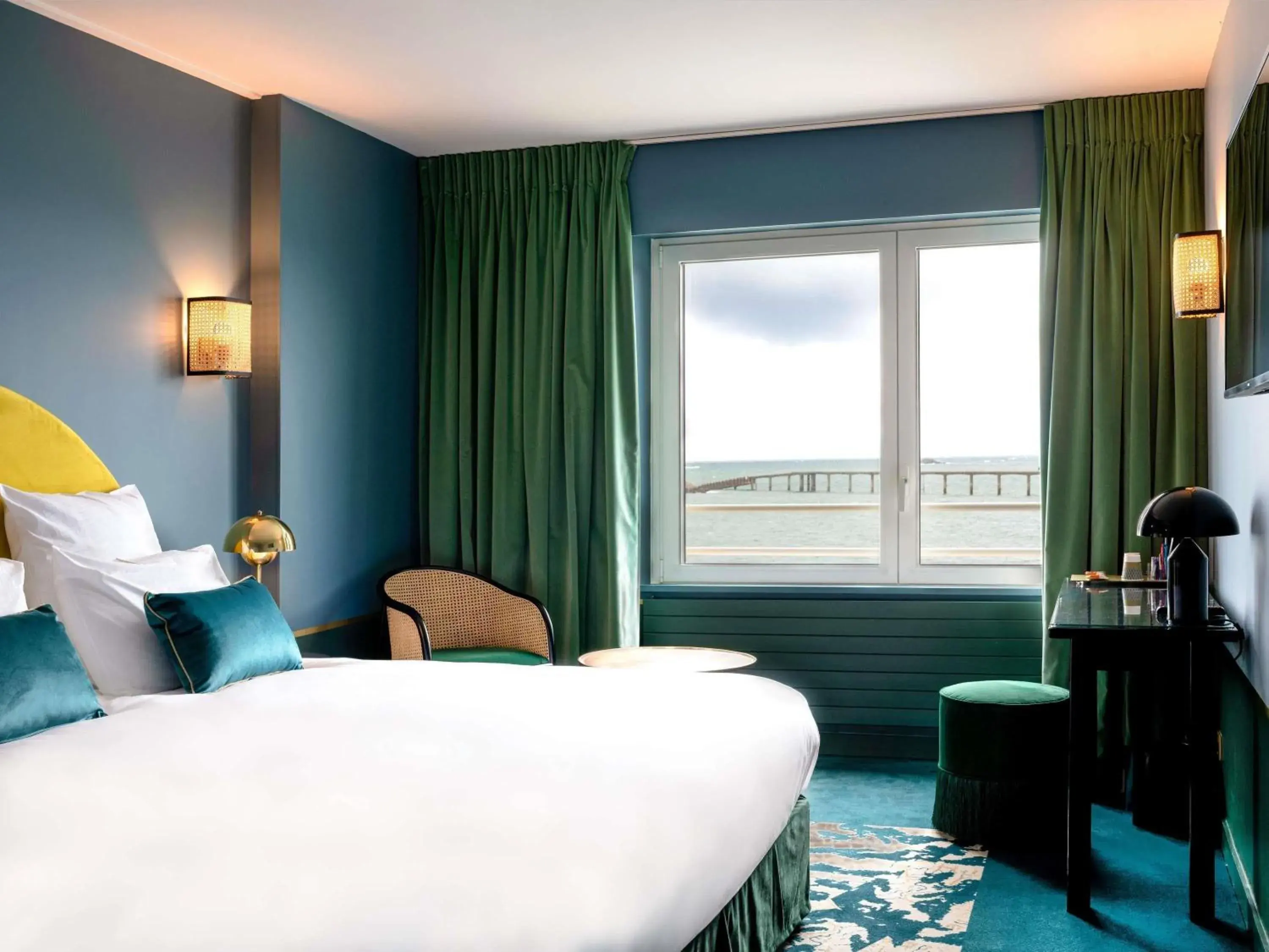 Bedroom, Bed in Hotel Mercure Roscoff Bord De Mer Bedroom, Bed in Hotel Mercure Roscoff Bord De Mer
