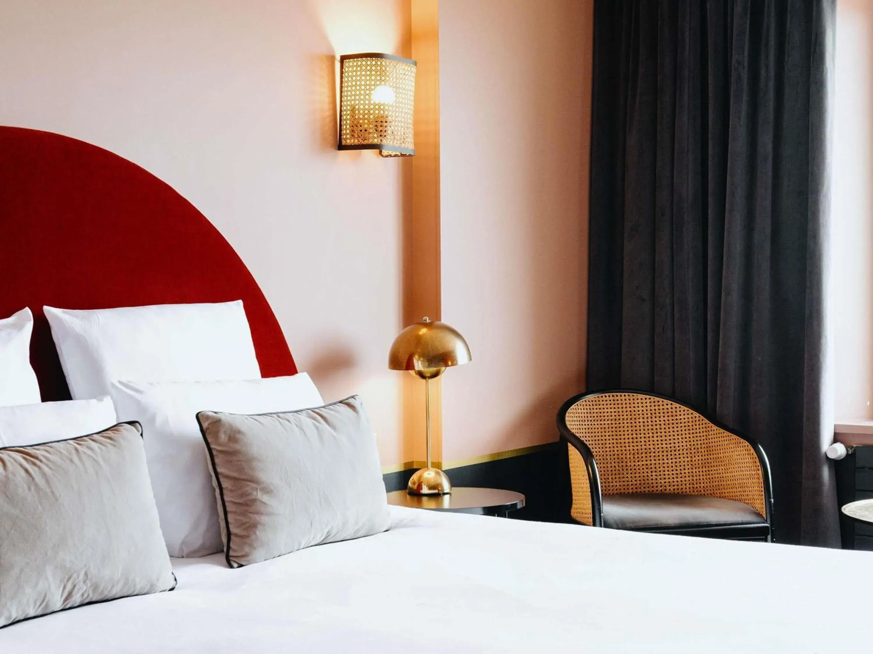 Bedroom, Bed in Hotel Mercure Roscoff Bord De Mer Bedroom, Bed in Hotel Mercure Roscoff Bord De Mer