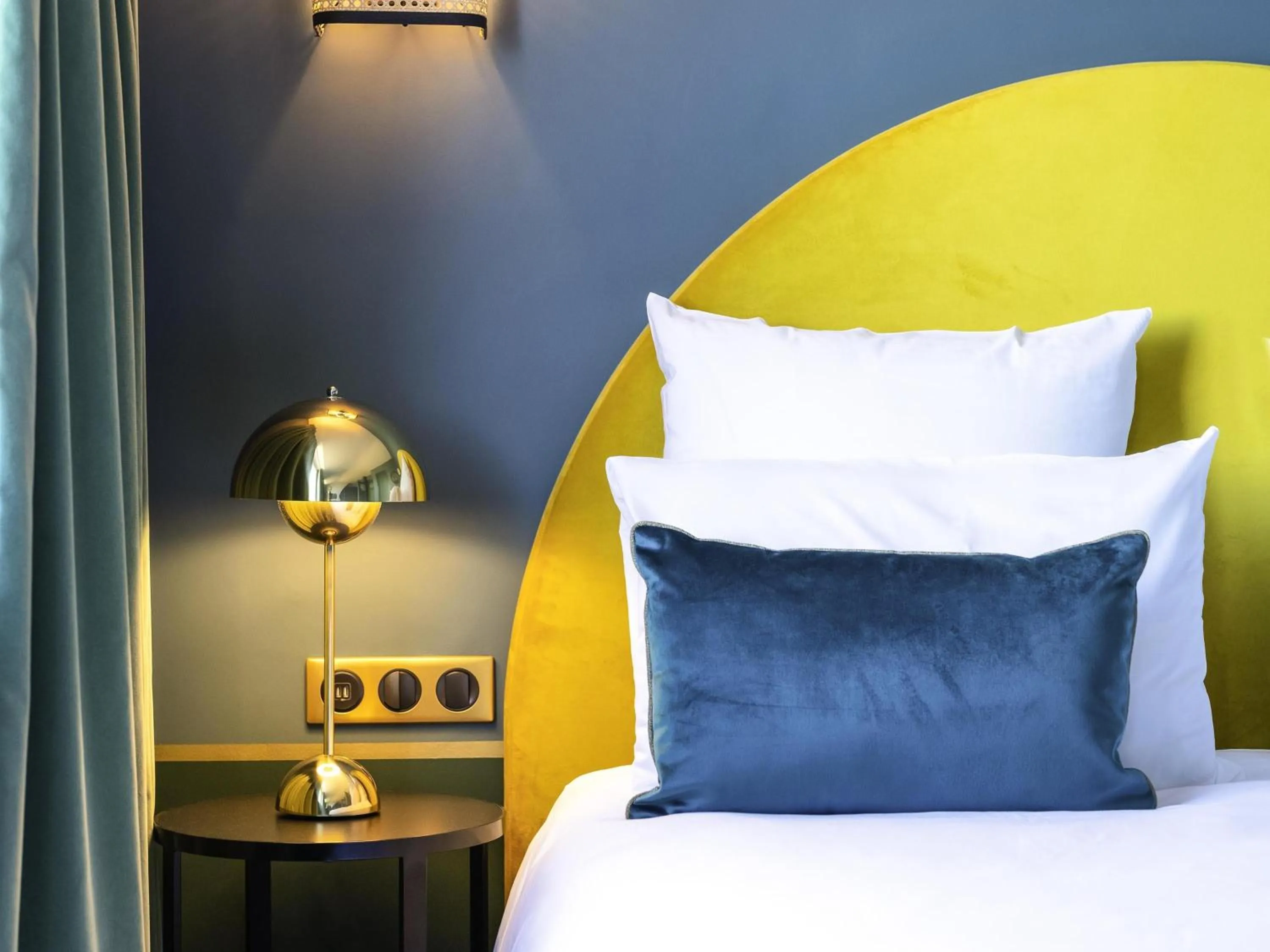 Bedroom, Bed in Hotel Mercure Roscoff Bord De Mer