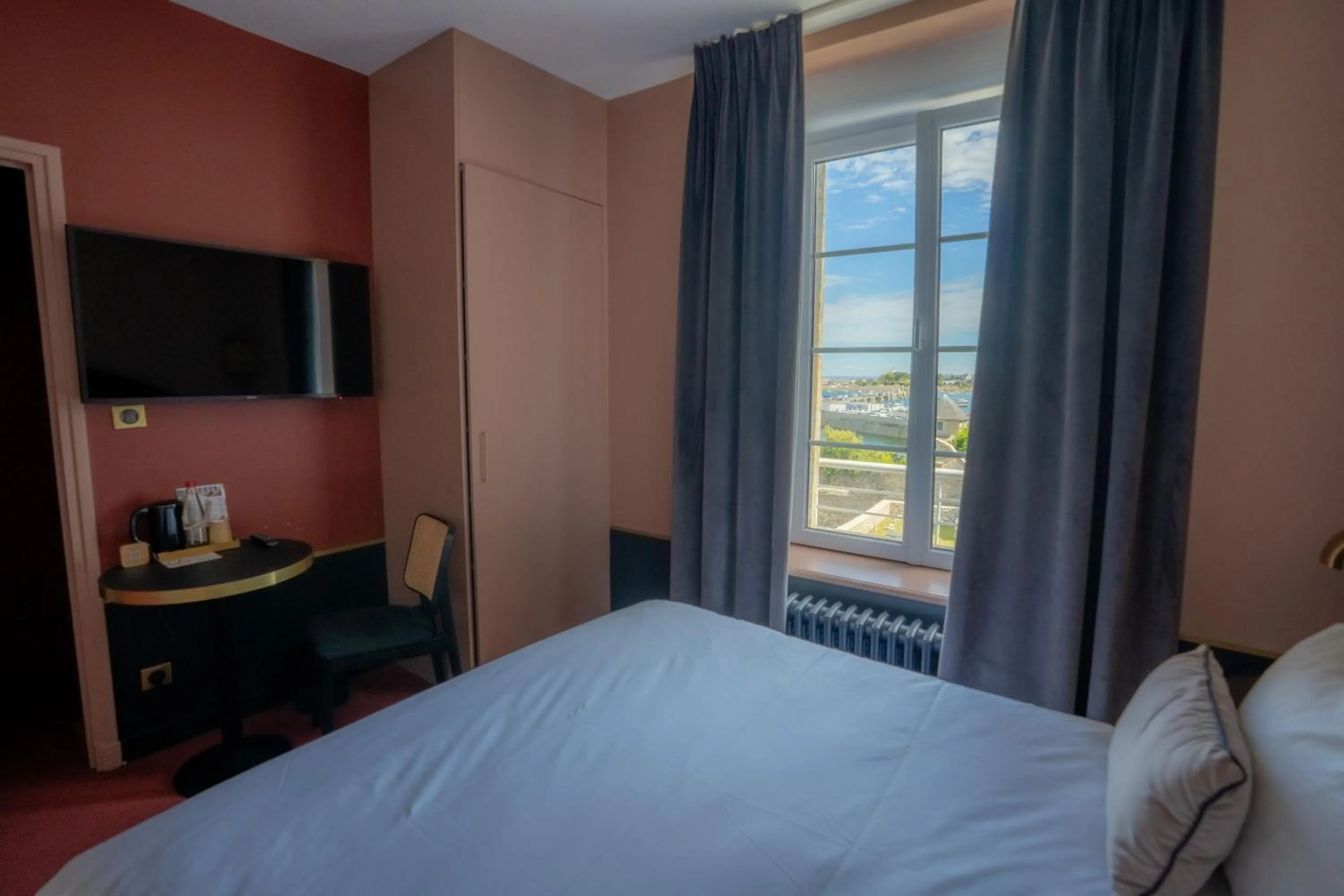 Bed in Hotel Mercure Roscoff Bord De Mer