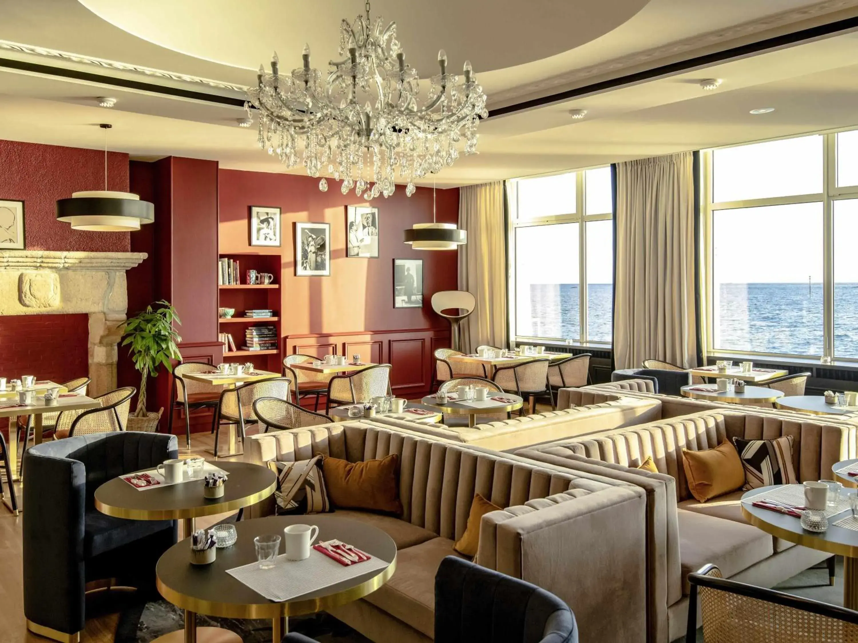 Property building in Hotel Mercure Roscoff Bord De Mer Property building in Hotel Mercure Roscoff Bord De Mer