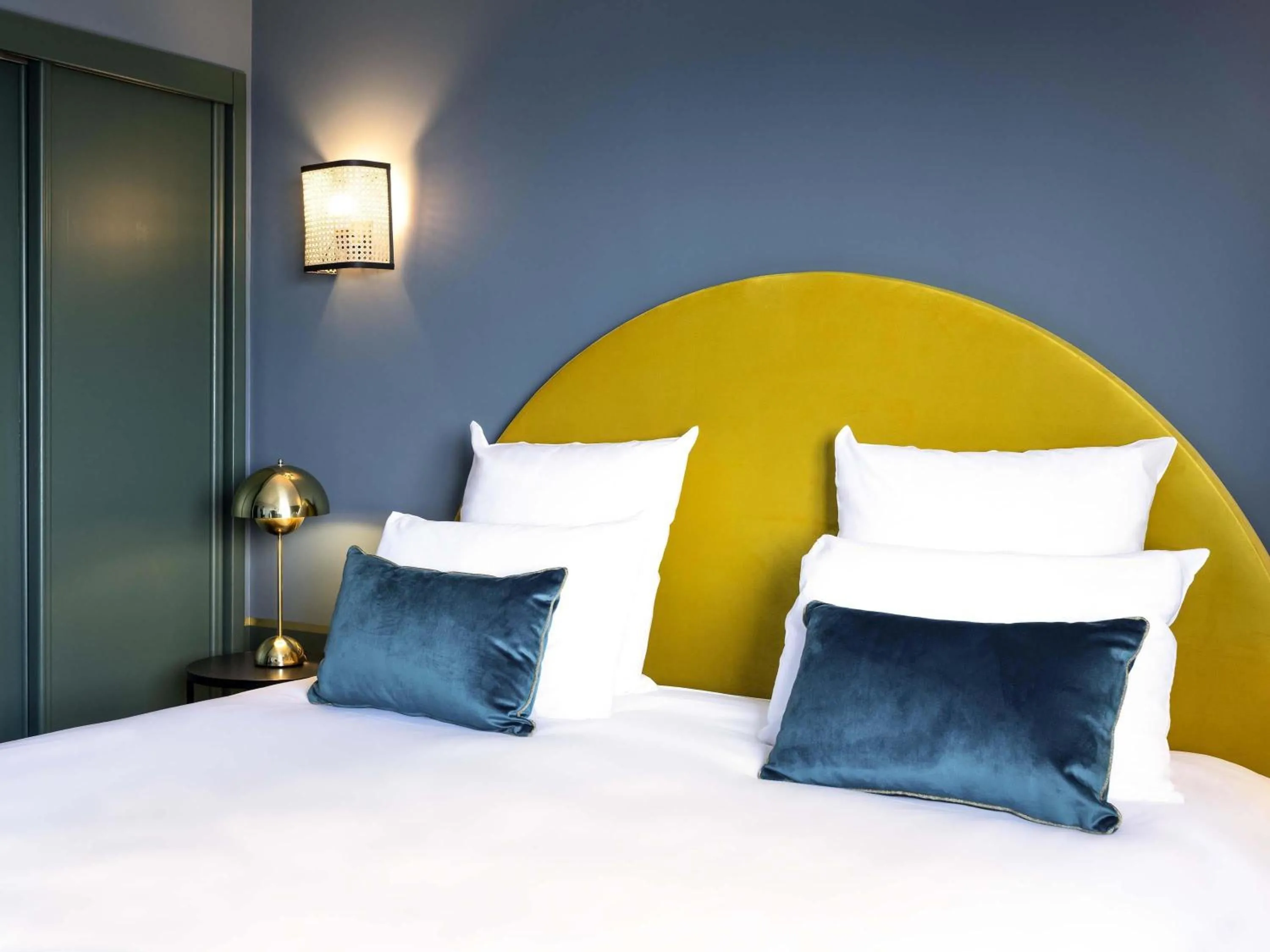 Bedroom, Bed in Hotel Mercure Roscoff Bord De Mer