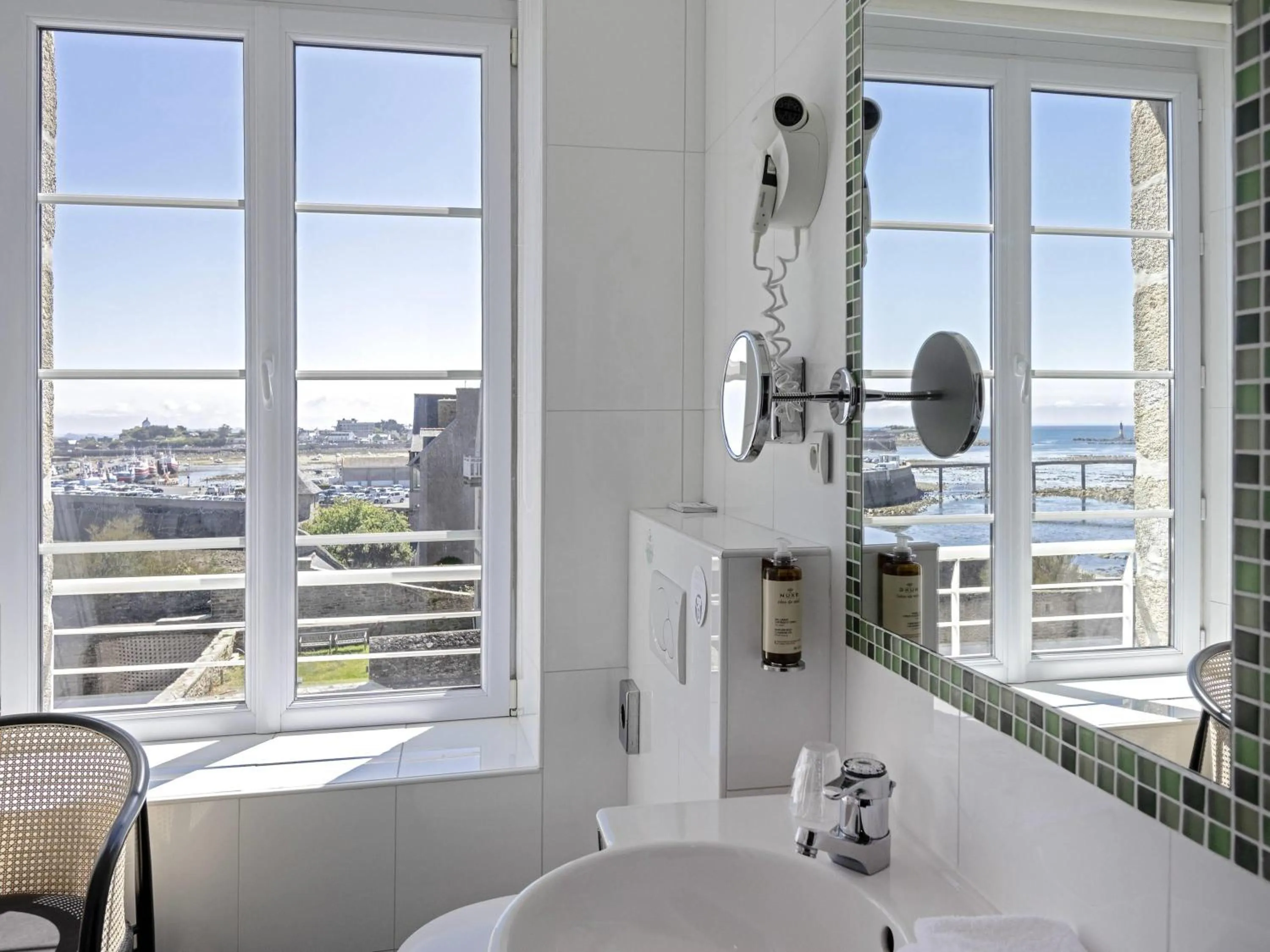 Bedroom in Hotel Mercure Roscoff Bord De Mer