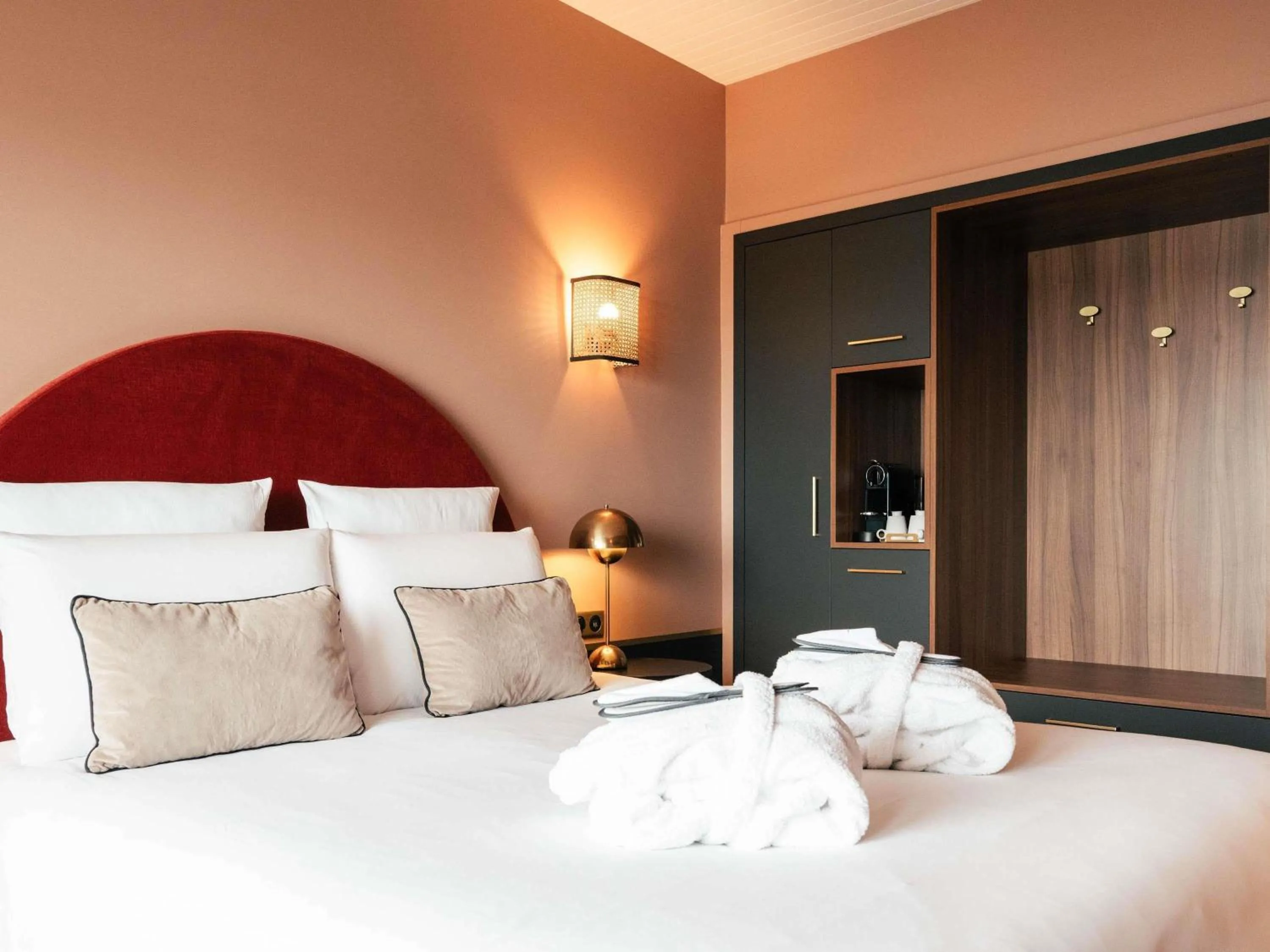 Bedroom, Bed in Hotel Mercure Roscoff Bord De Mer