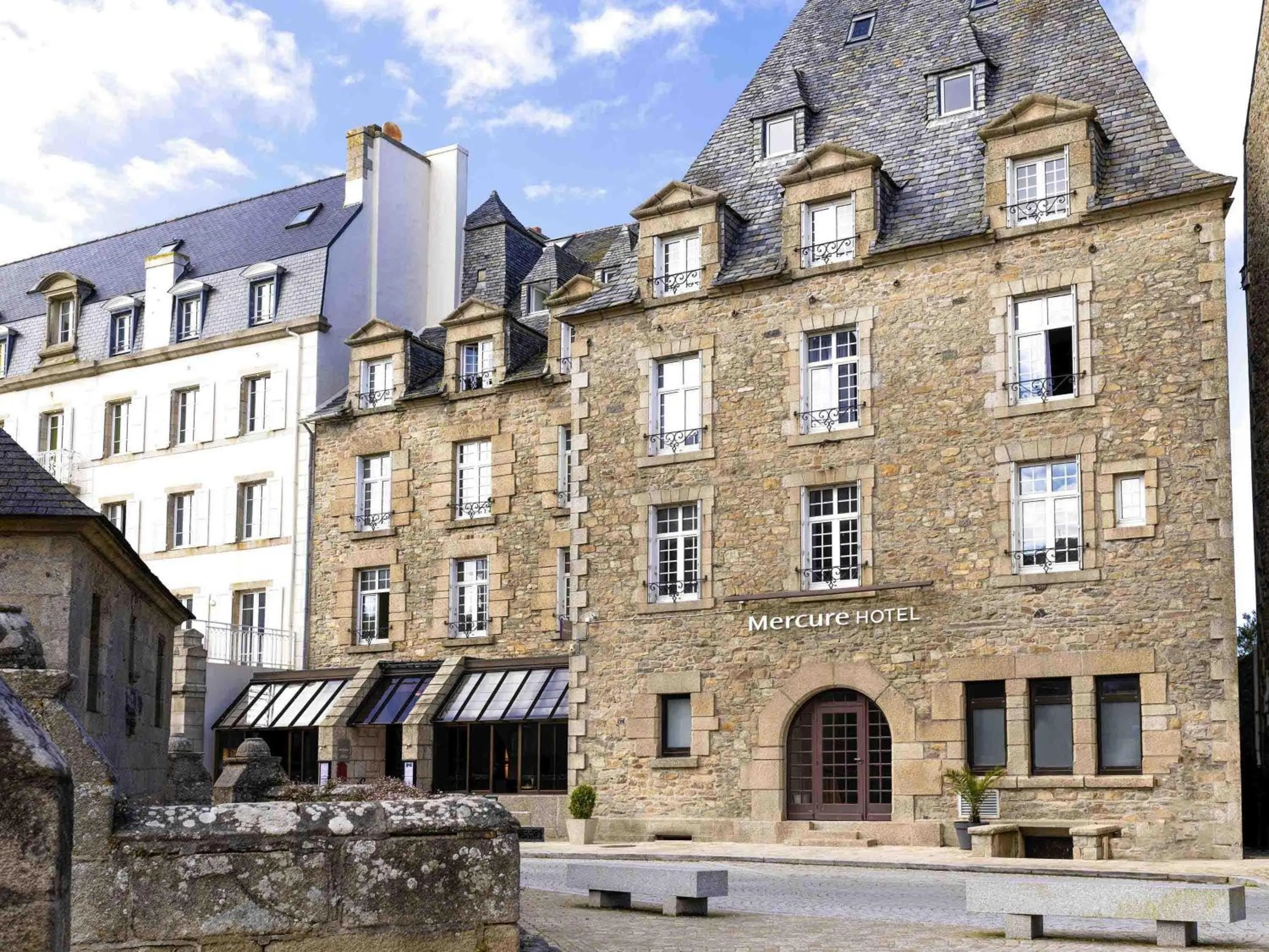 Property building in Hotel Mercure Roscoff Bord De Mer