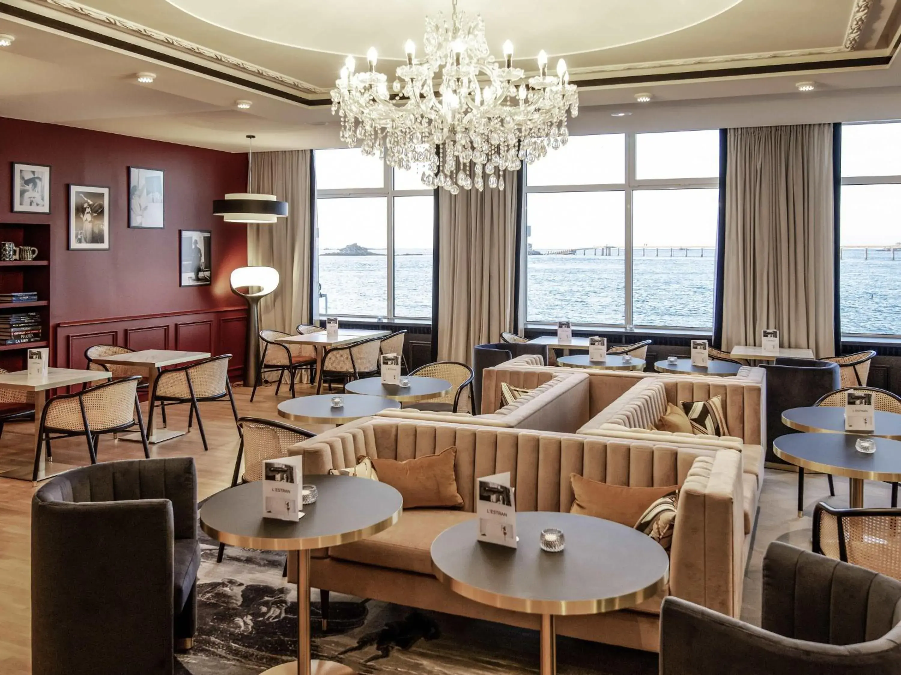 Lounge or bar in Hotel Mercure Roscoff Bord De Mer Lounge or bar in Hotel Mercure Roscoff Bord De Mer