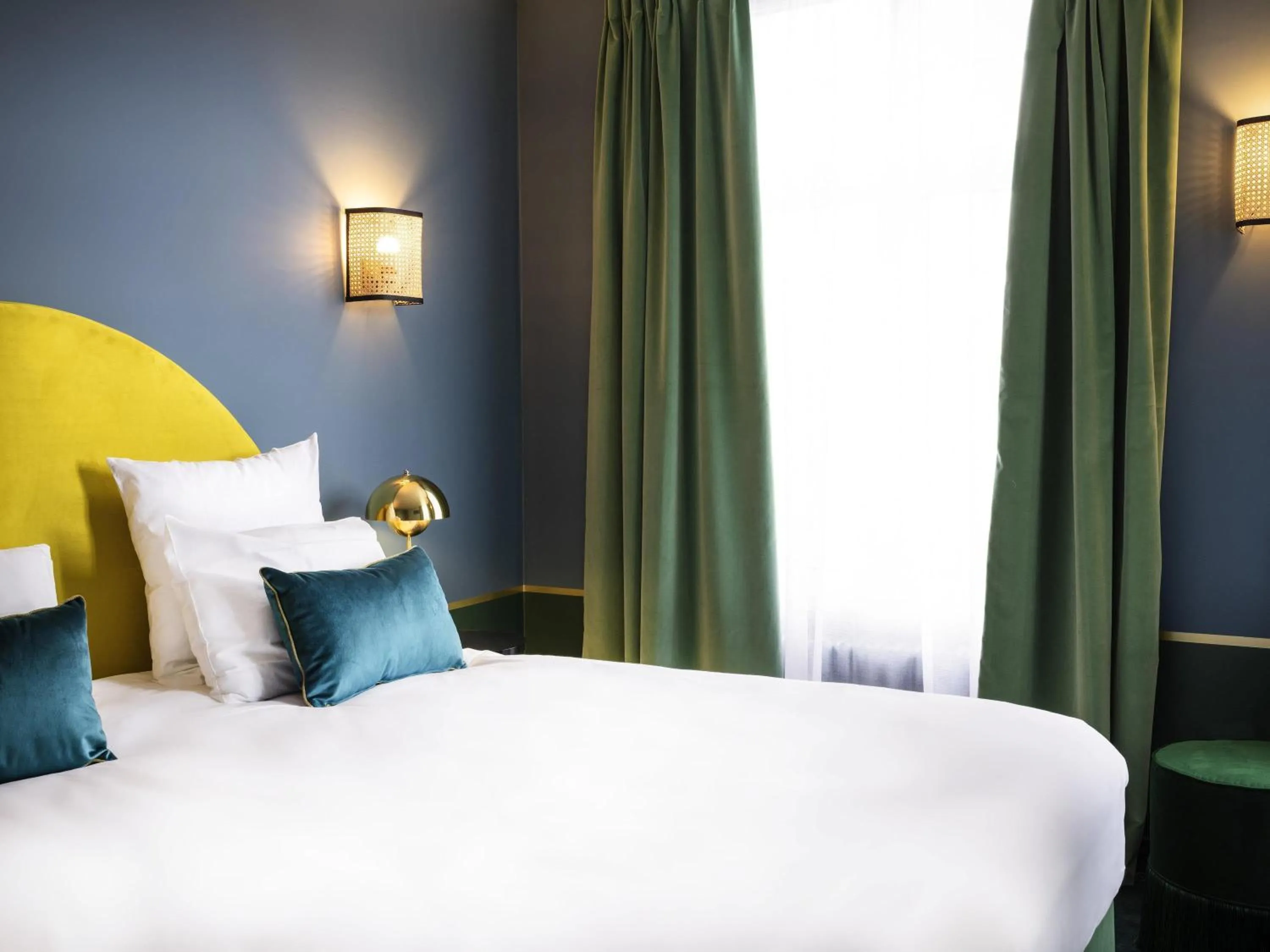 Bedroom, Bed in Hotel Mercure Roscoff Bord De Mer