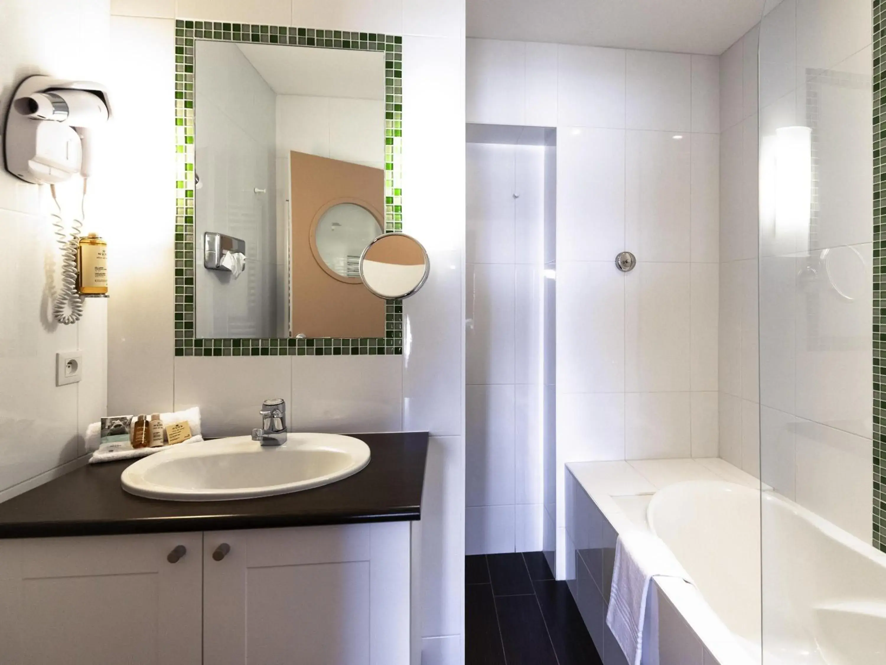 Bedroom in Hotel Mercure Roscoff Bord De Mer Bedroom in Hotel Mercure Roscoff Bord De Mer