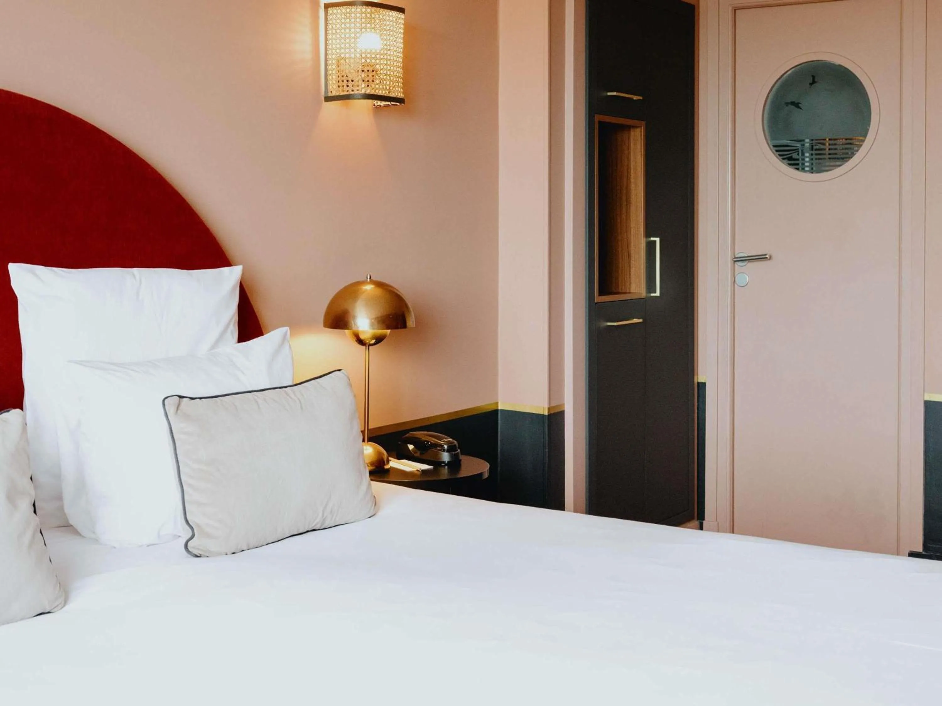 Bedroom, Bed in Hotel Mercure Roscoff Bord De Mer