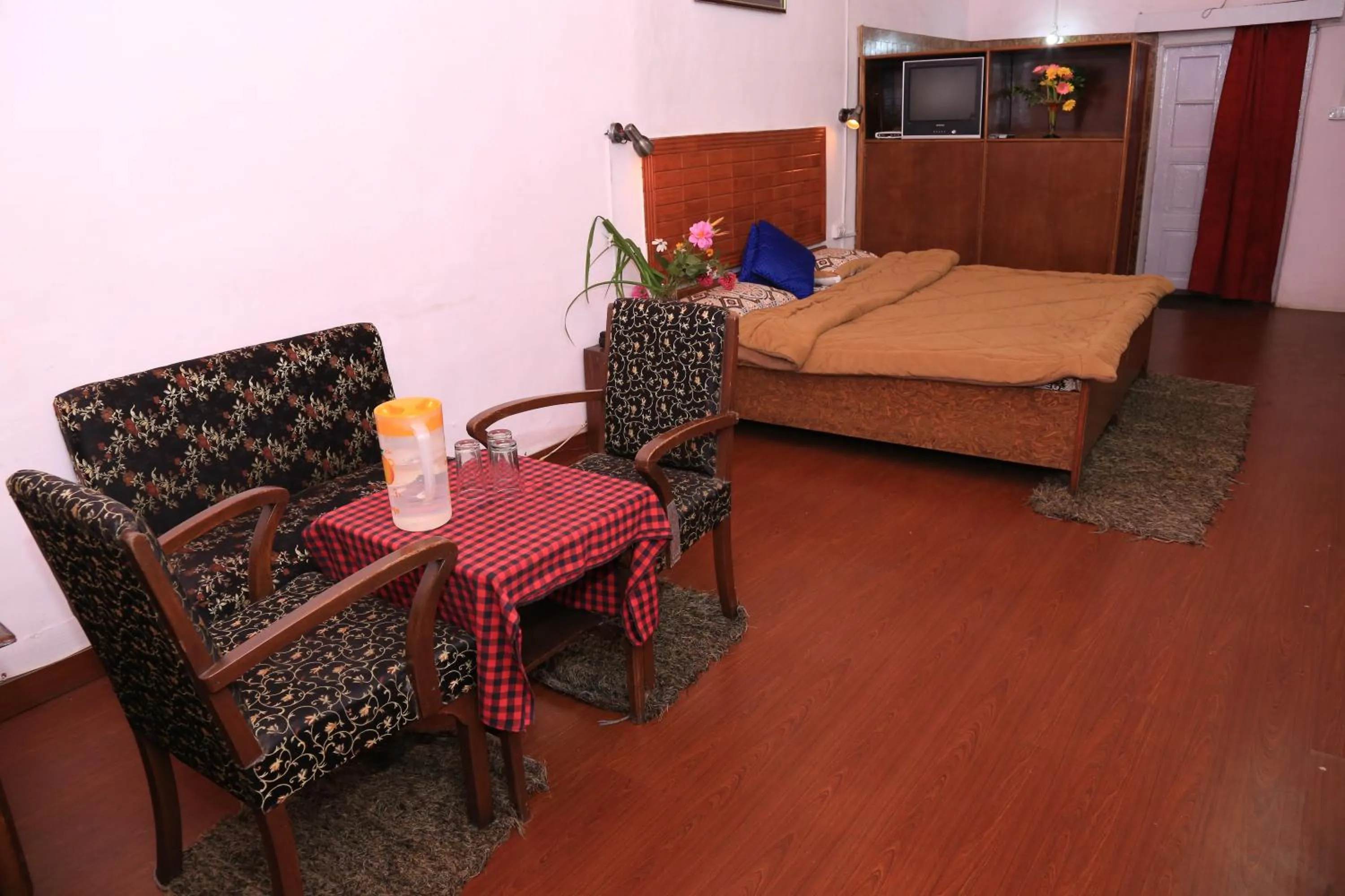 Seating area, Bed in Prince Hotel Mallroad