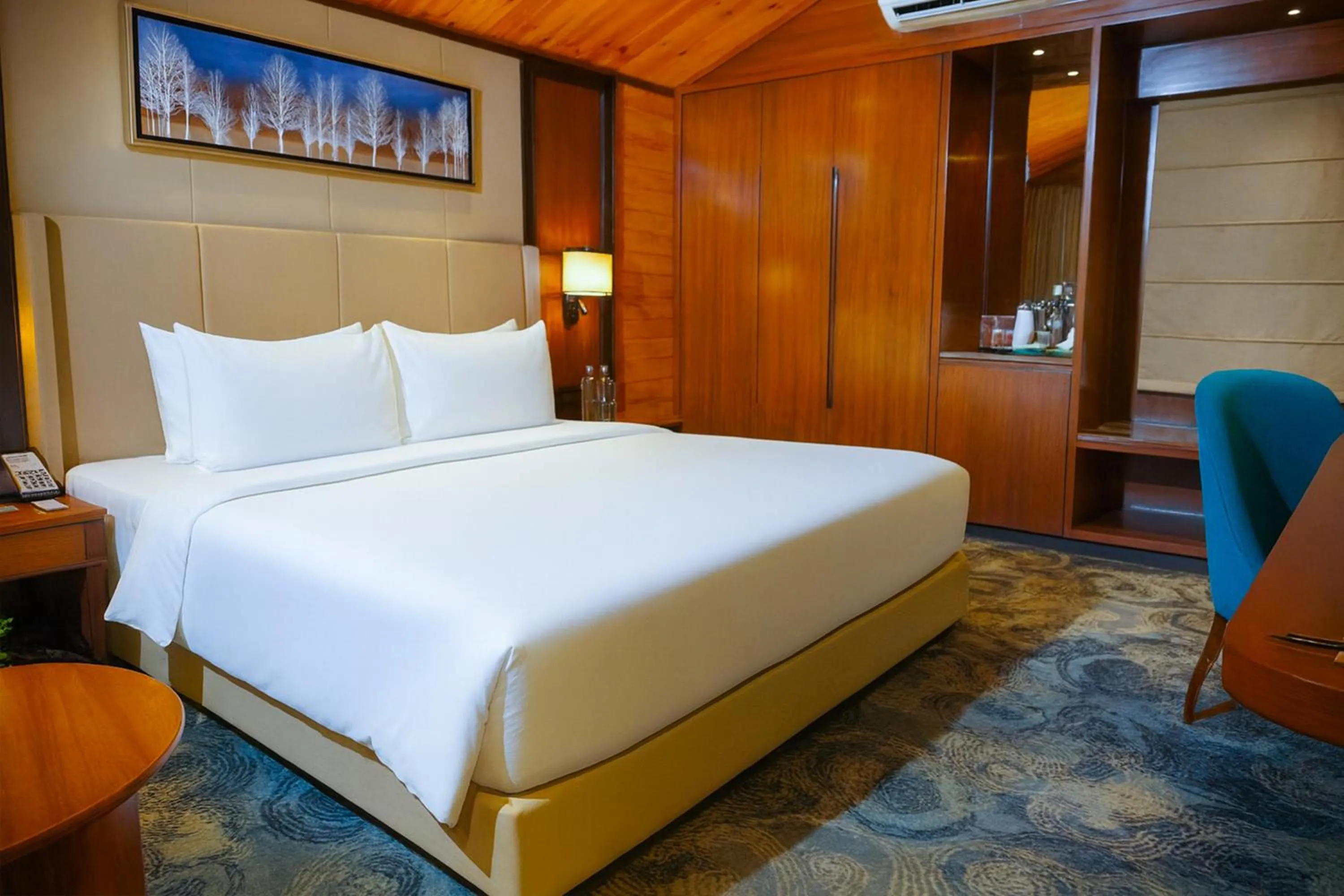 Bed in Radisson Blu Resort Dharamshala