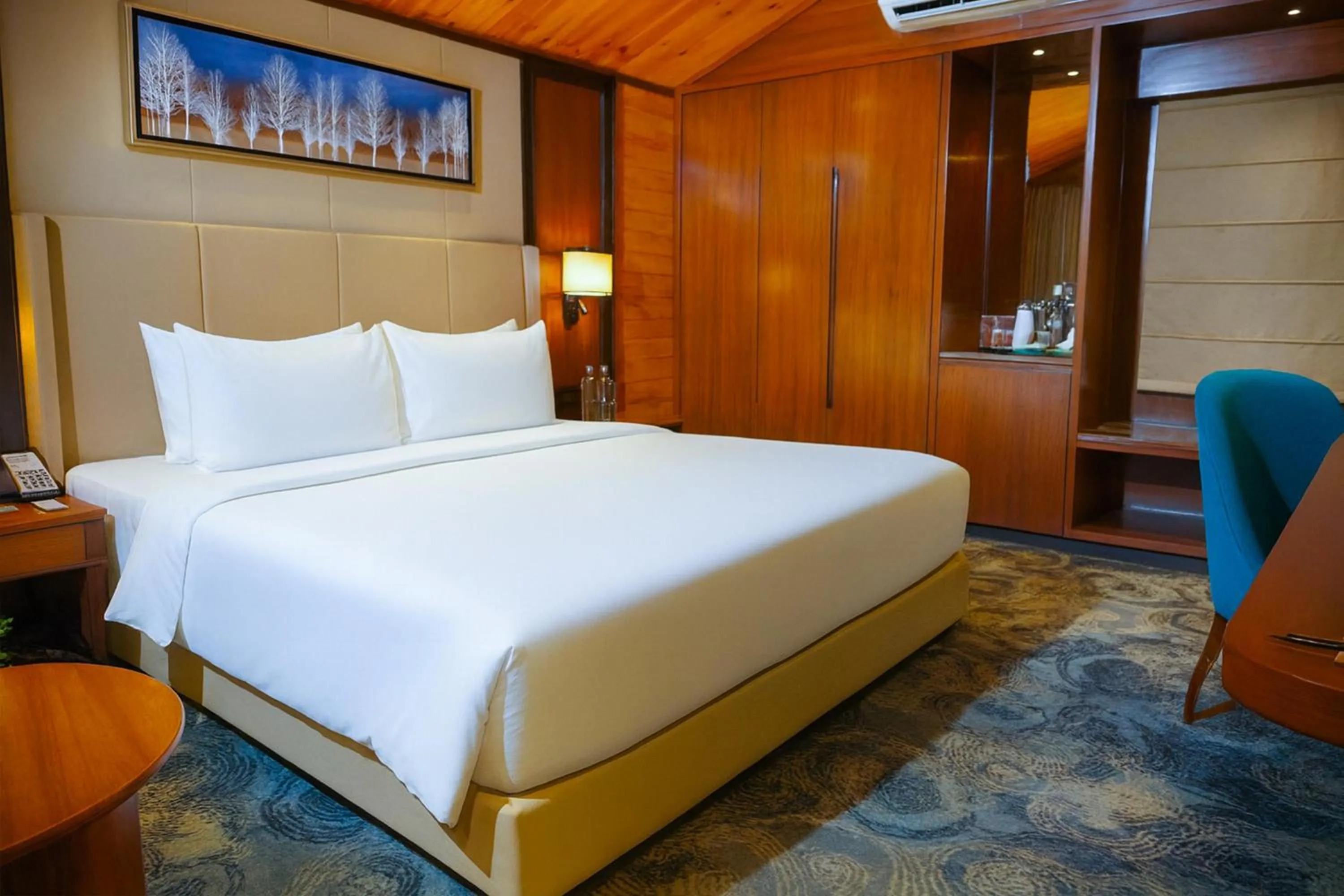 Bedroom, Bed in Radisson Blu Resort Dharamshala