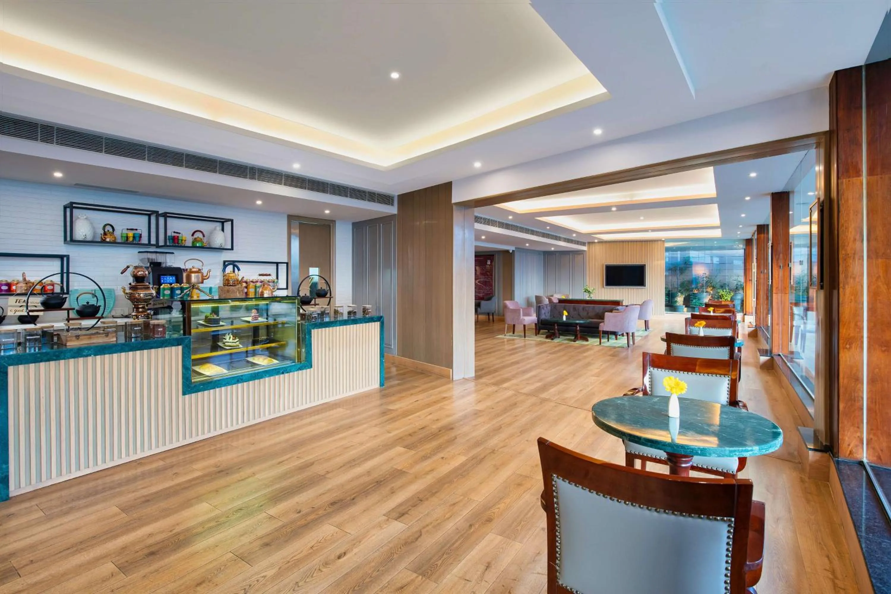 Lounge or bar in Radisson Blu Resort Dharamshala