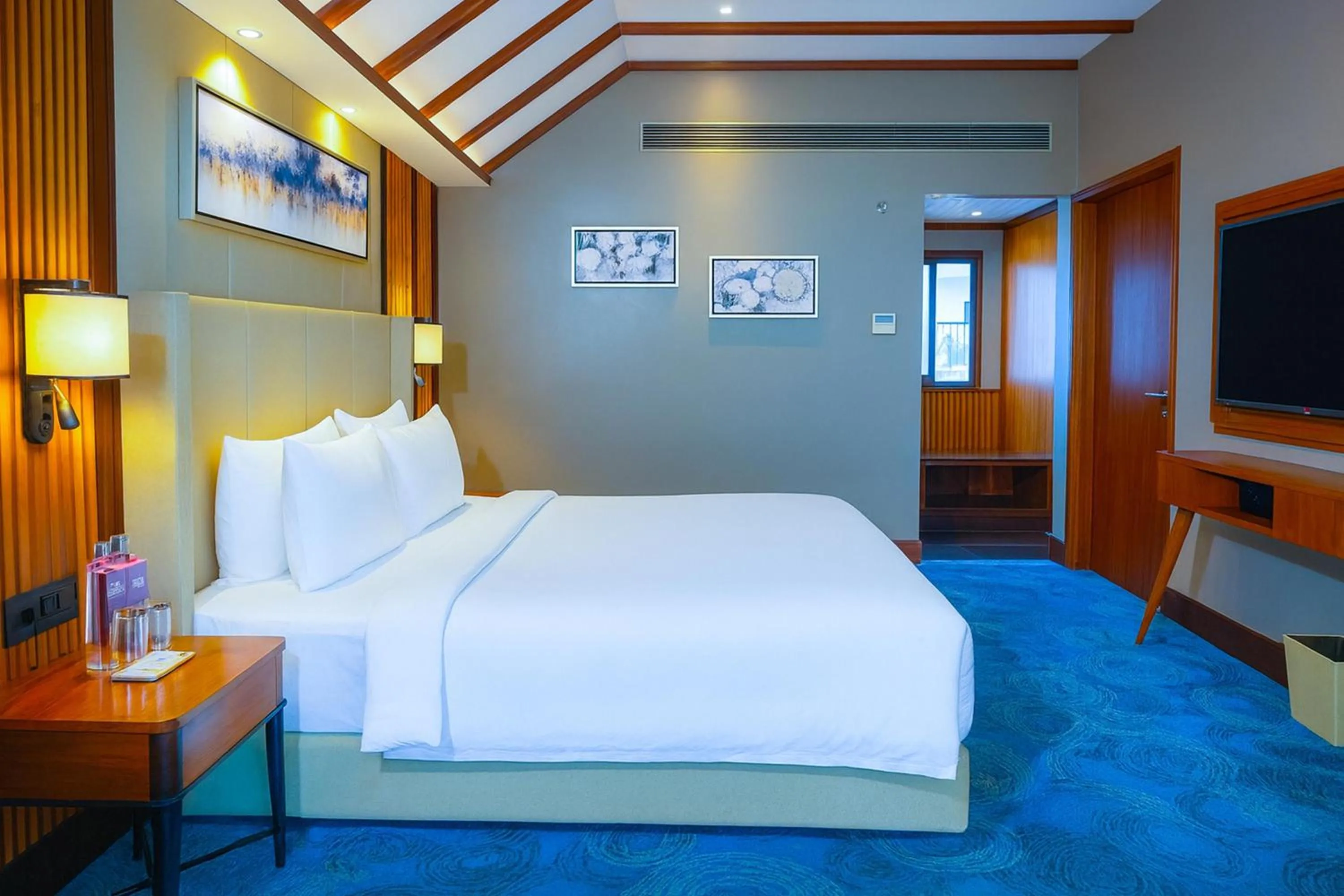 Bedroom, Bed in Radisson Blu Resort Dharamshala