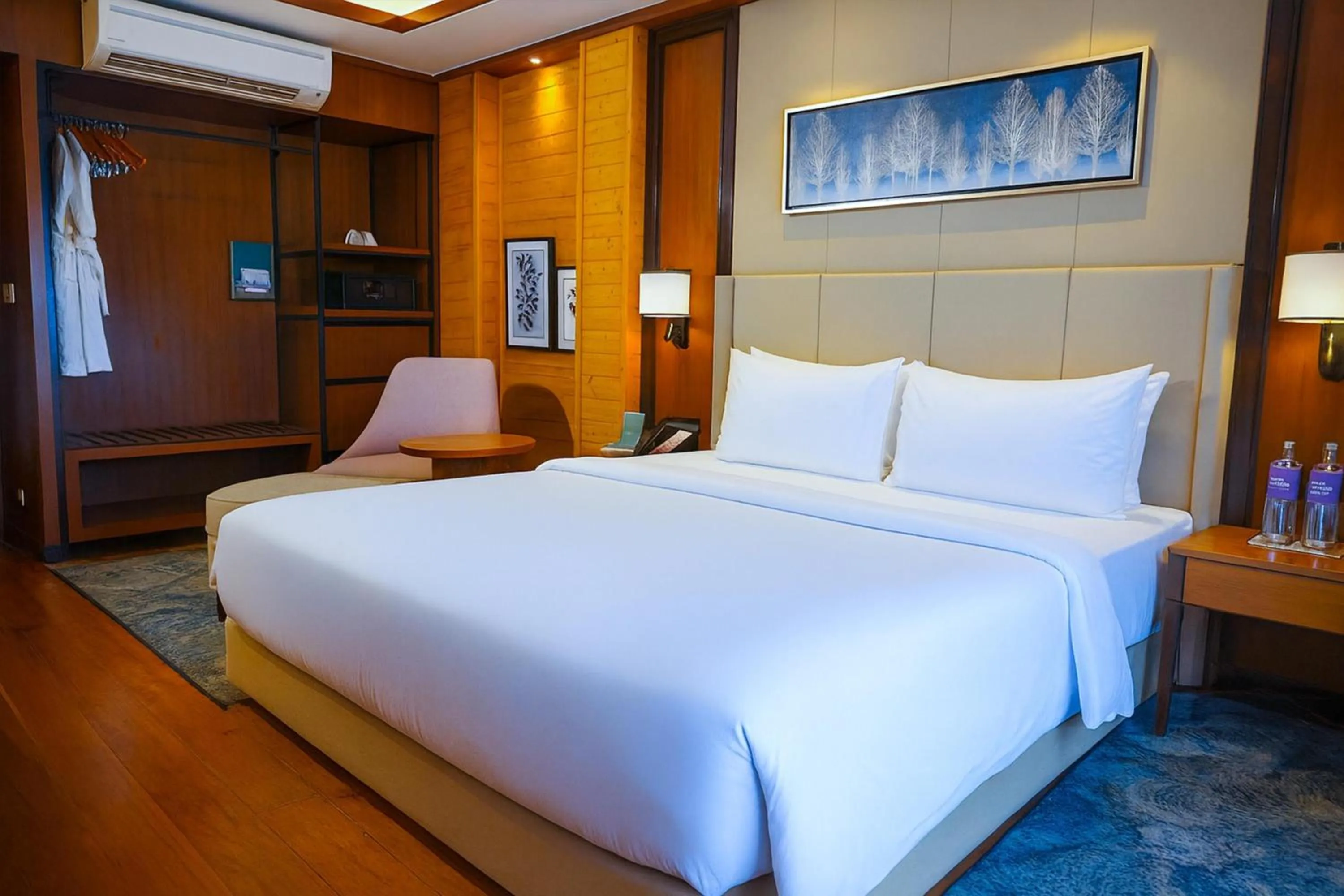 Bedroom, Bed in Radisson Blu Resort Dharamshala