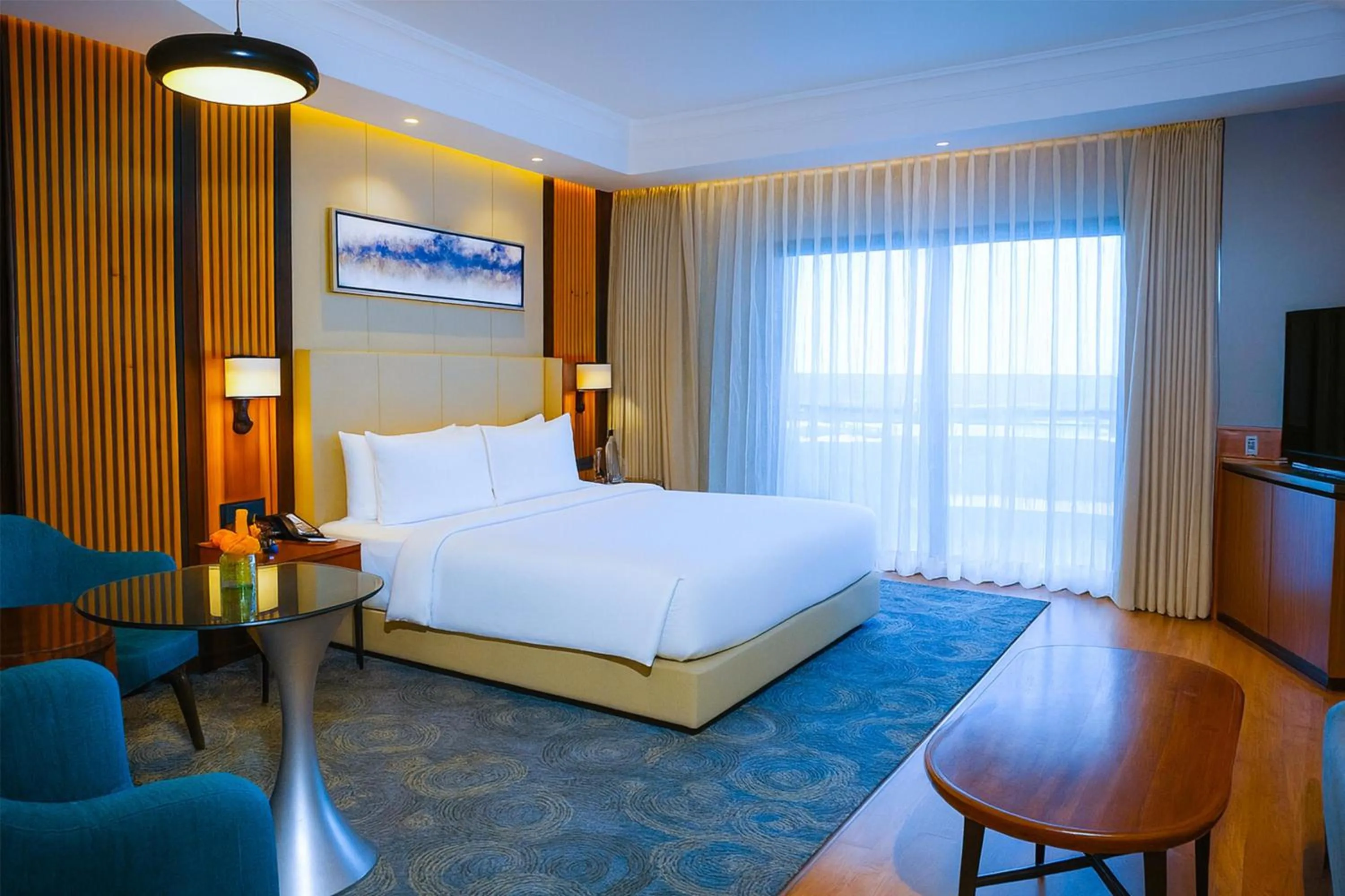 Bedroom, Bed in Radisson Blu Resort Dharamshala