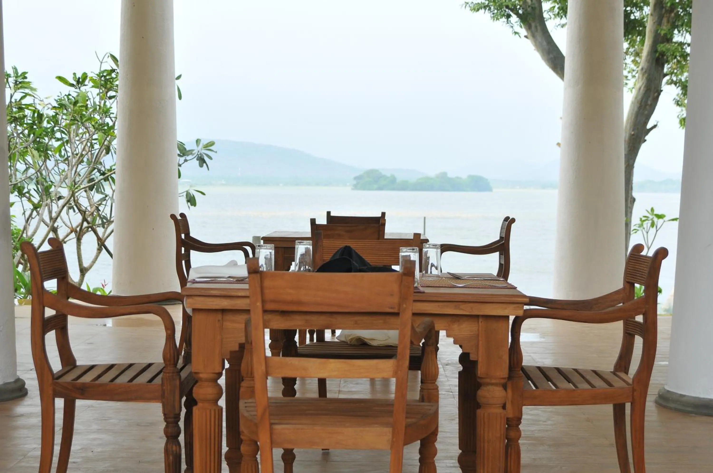 Restaurant/places to eat in Yala Oga Reach Hotel