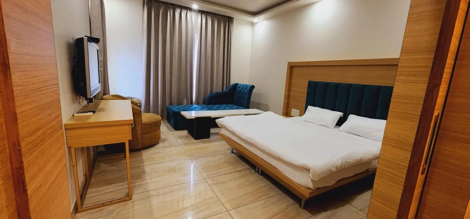 Bed in Hotel Amar Palace