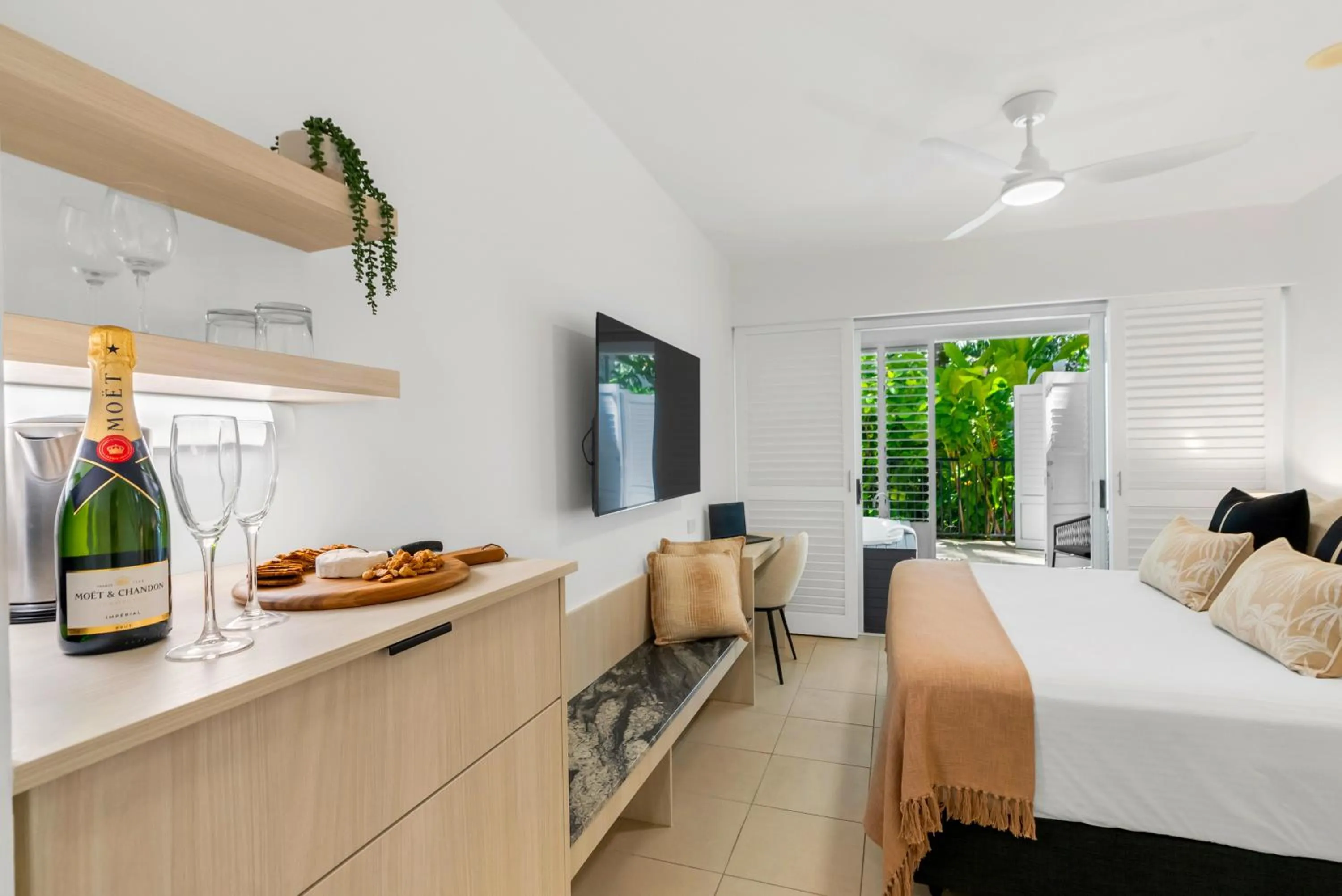 Photo of the whole room, Bed in Elysium Private Apartments at Beach Club & Spa